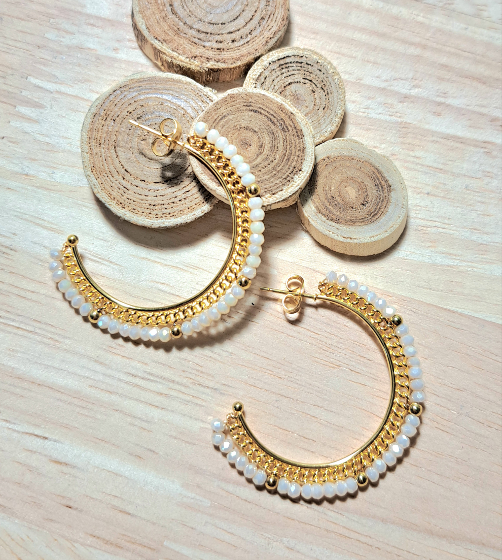 Boucles d’oreilles dorées – Créoles perlées blanches