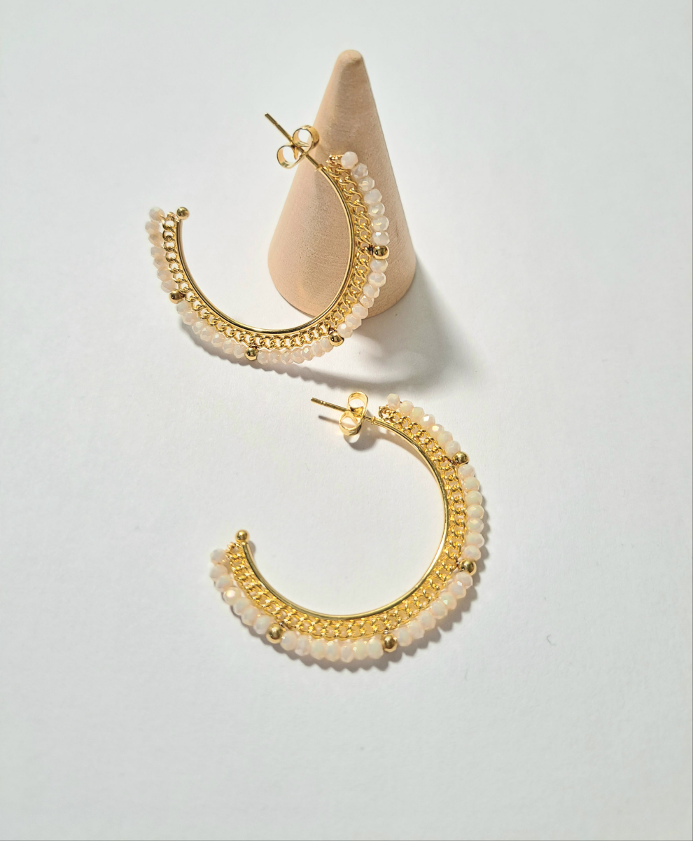 Boucles d’oreilles dorées – Créoles perlées blanches