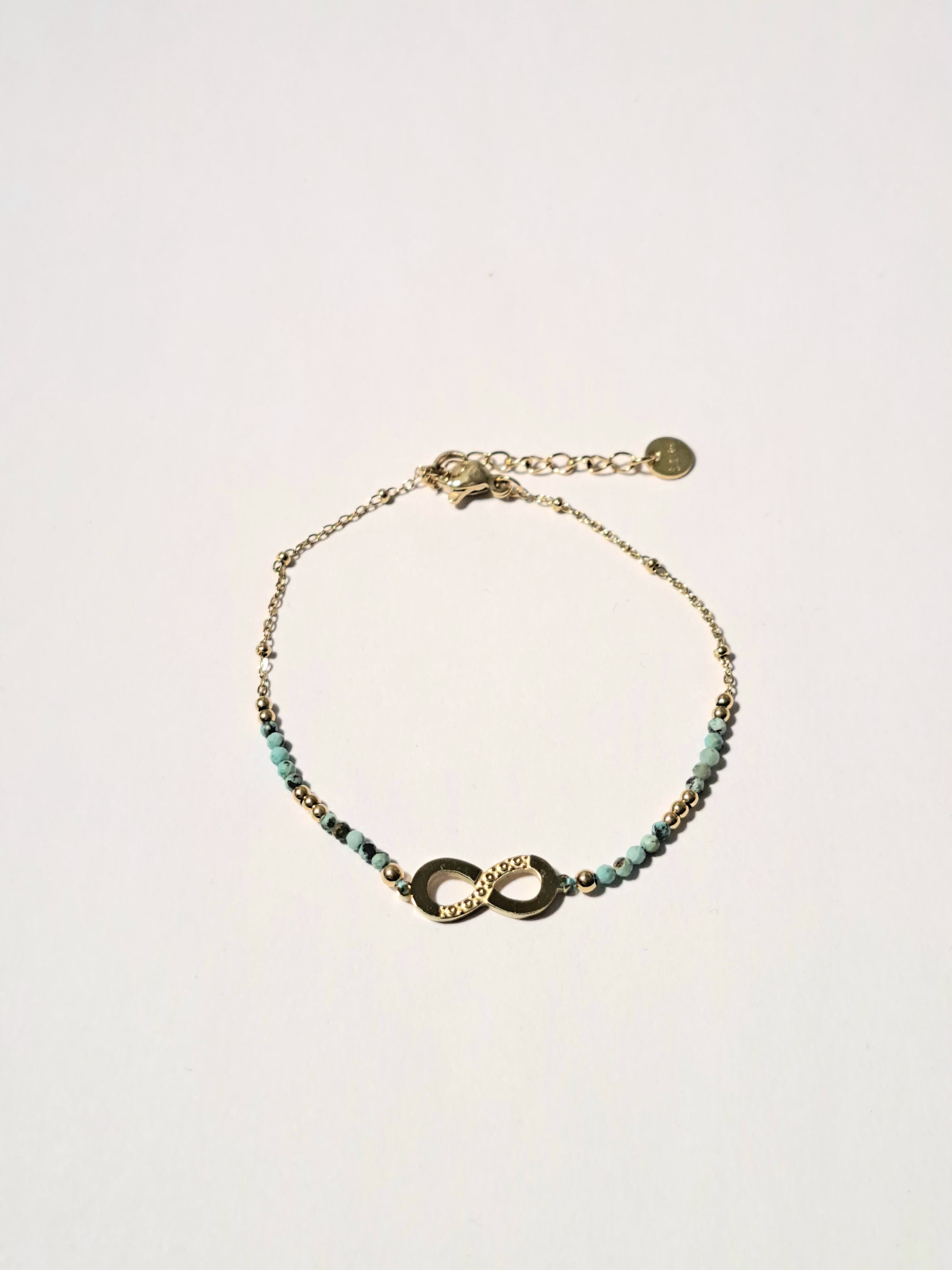 Bracelet doré – Symbole infini & perles vert émeraude