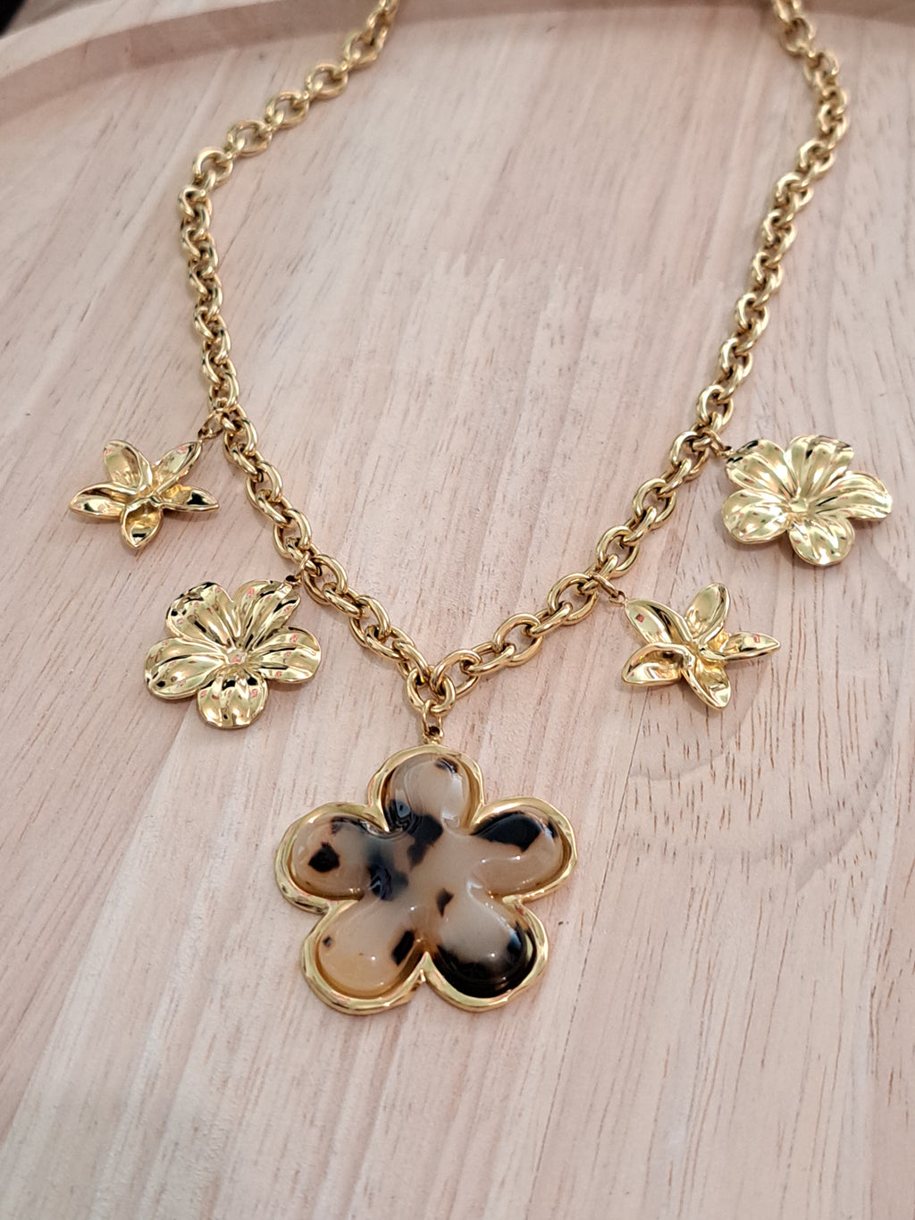 Collier doré à pampilles fleuries