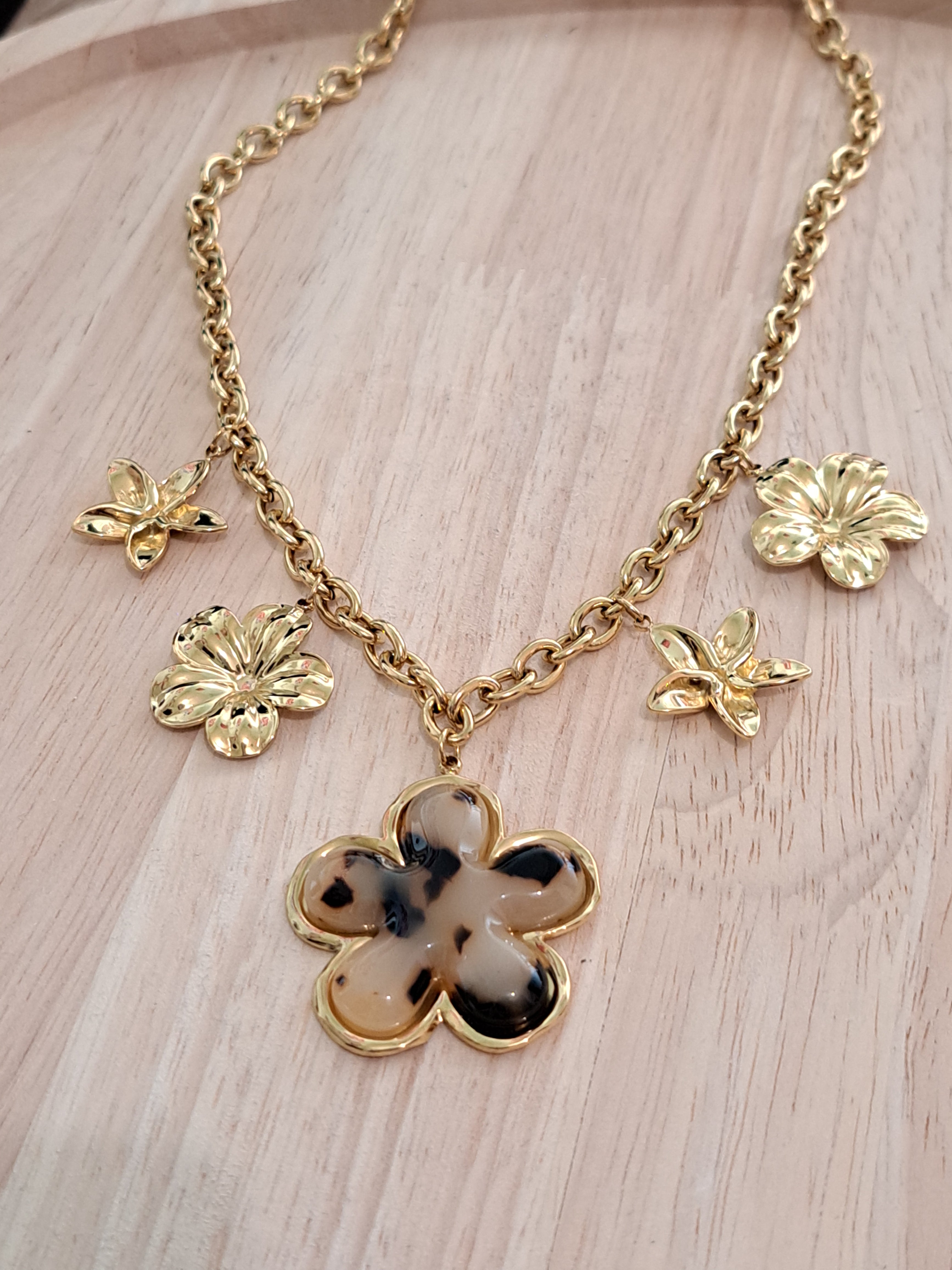 Collier doré à pampilles fleuries