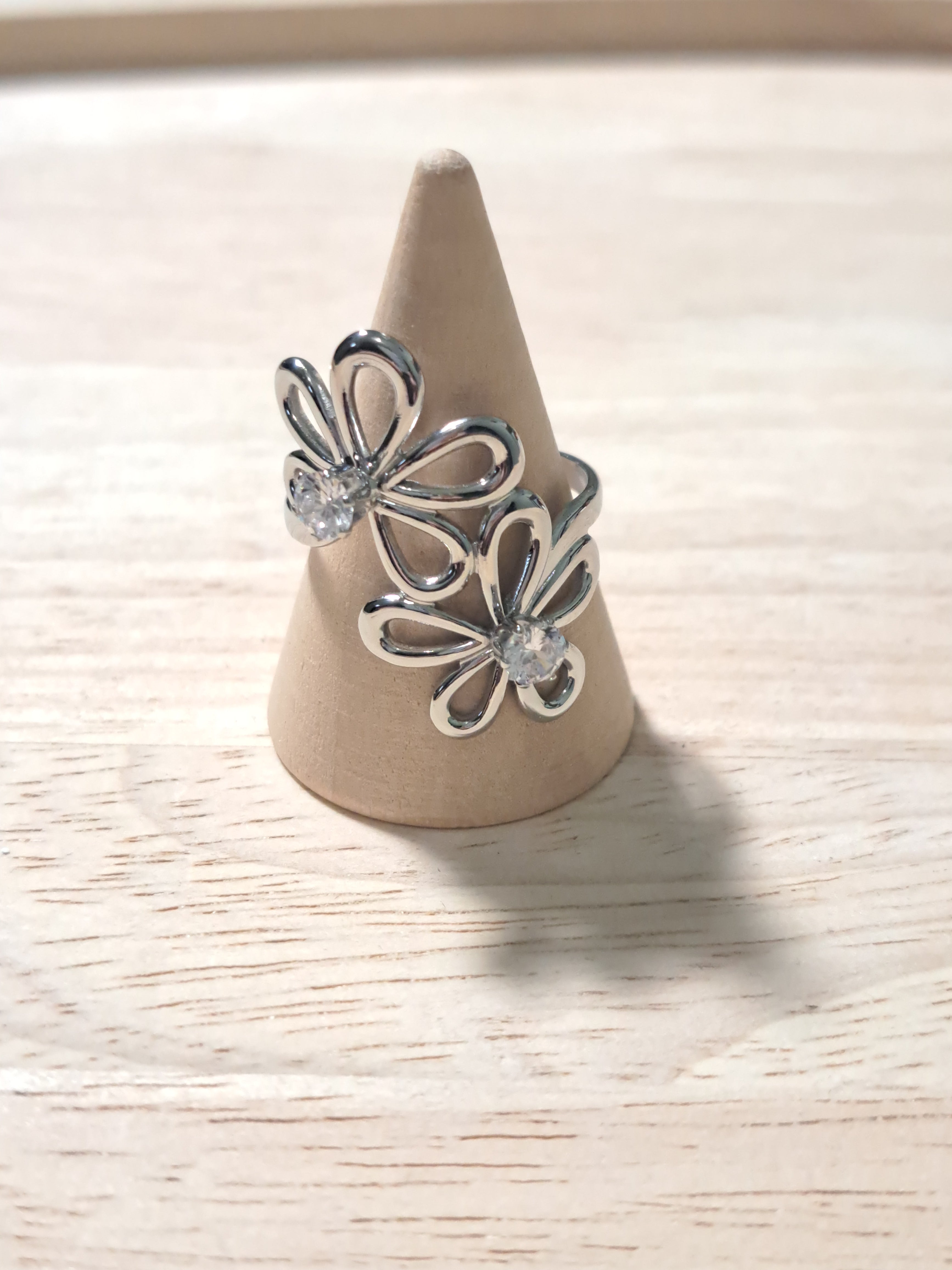 Bague argentée double fleur et zirconium