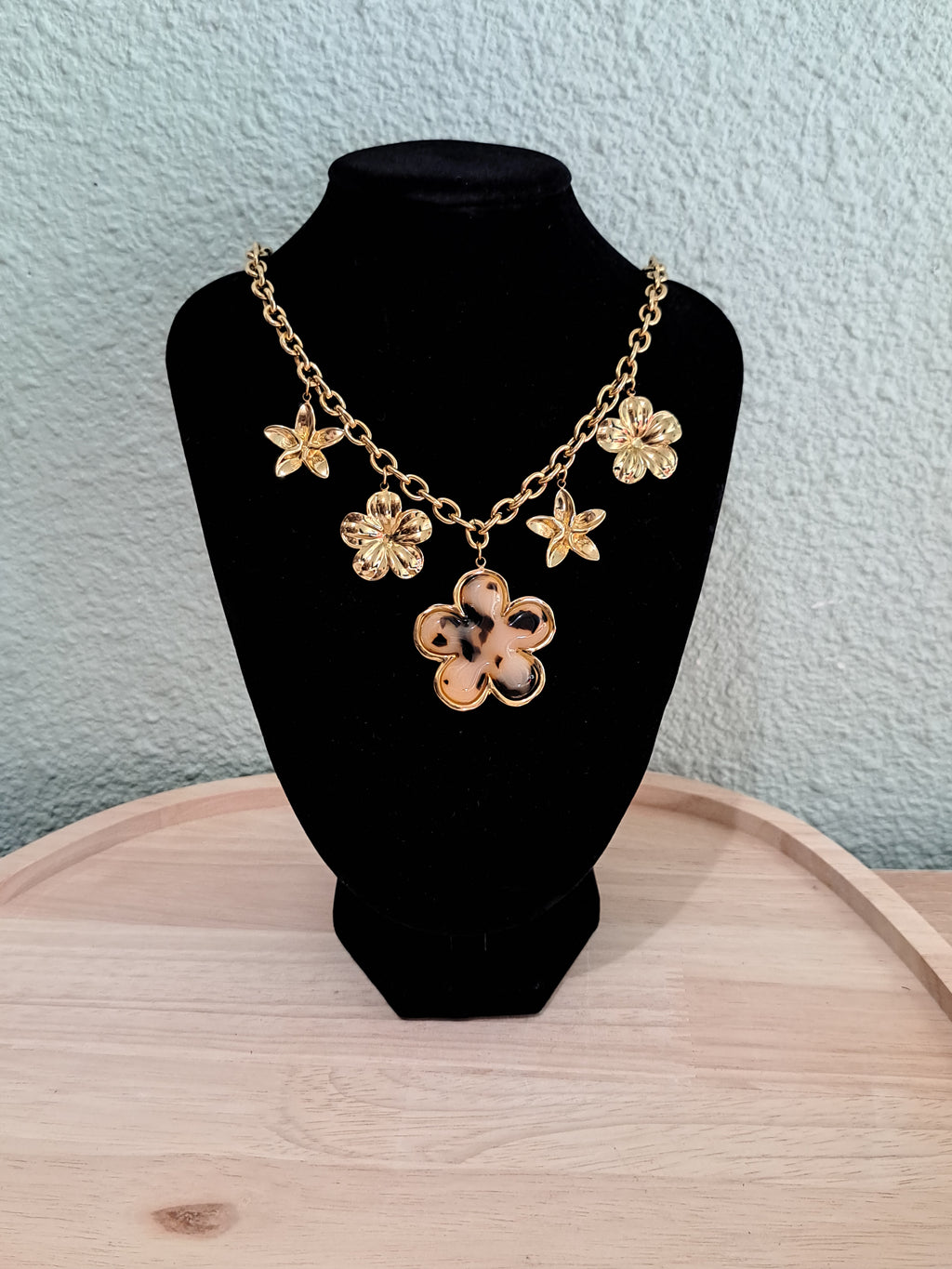 Collier doré à pampilles fleuries