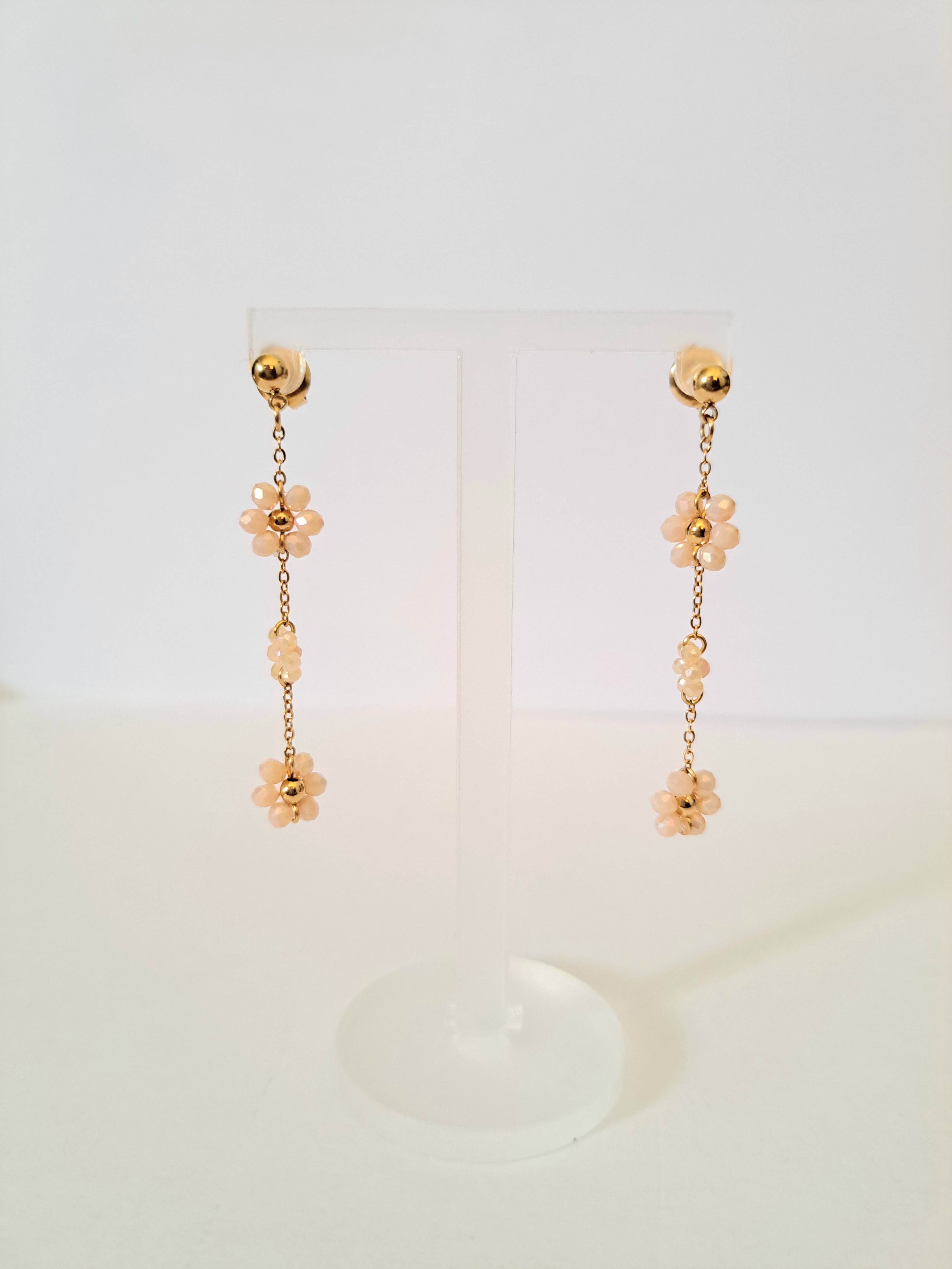 Boucles d’oreilles dorées – Fleurs perles rosées pendantes
