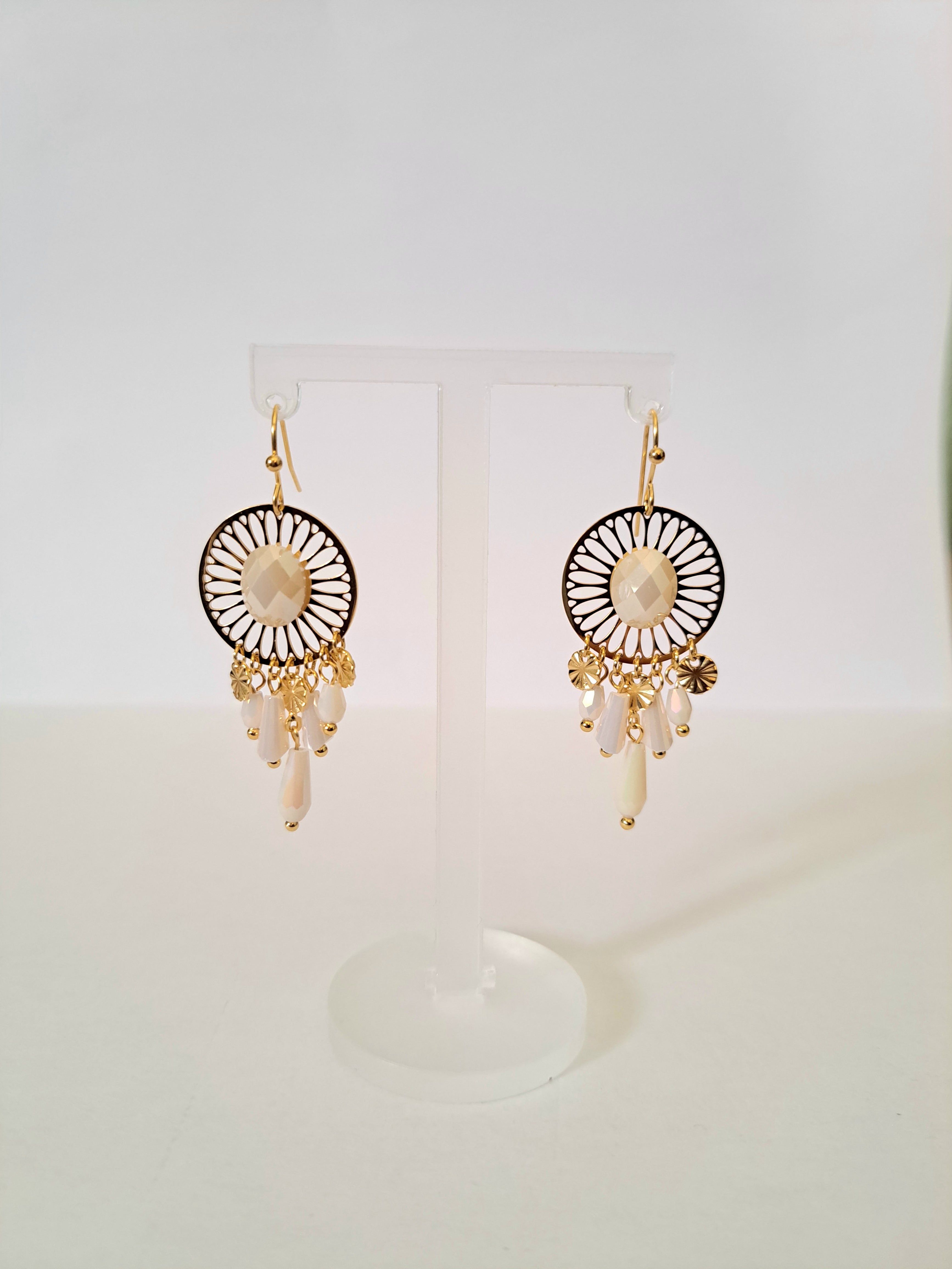 Boucles d’oreilles bohème chic – Dorées & perles rosées