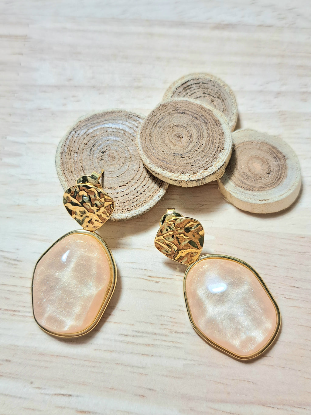 Boucles d’oreilles dorées – Pierre rosée nacrée