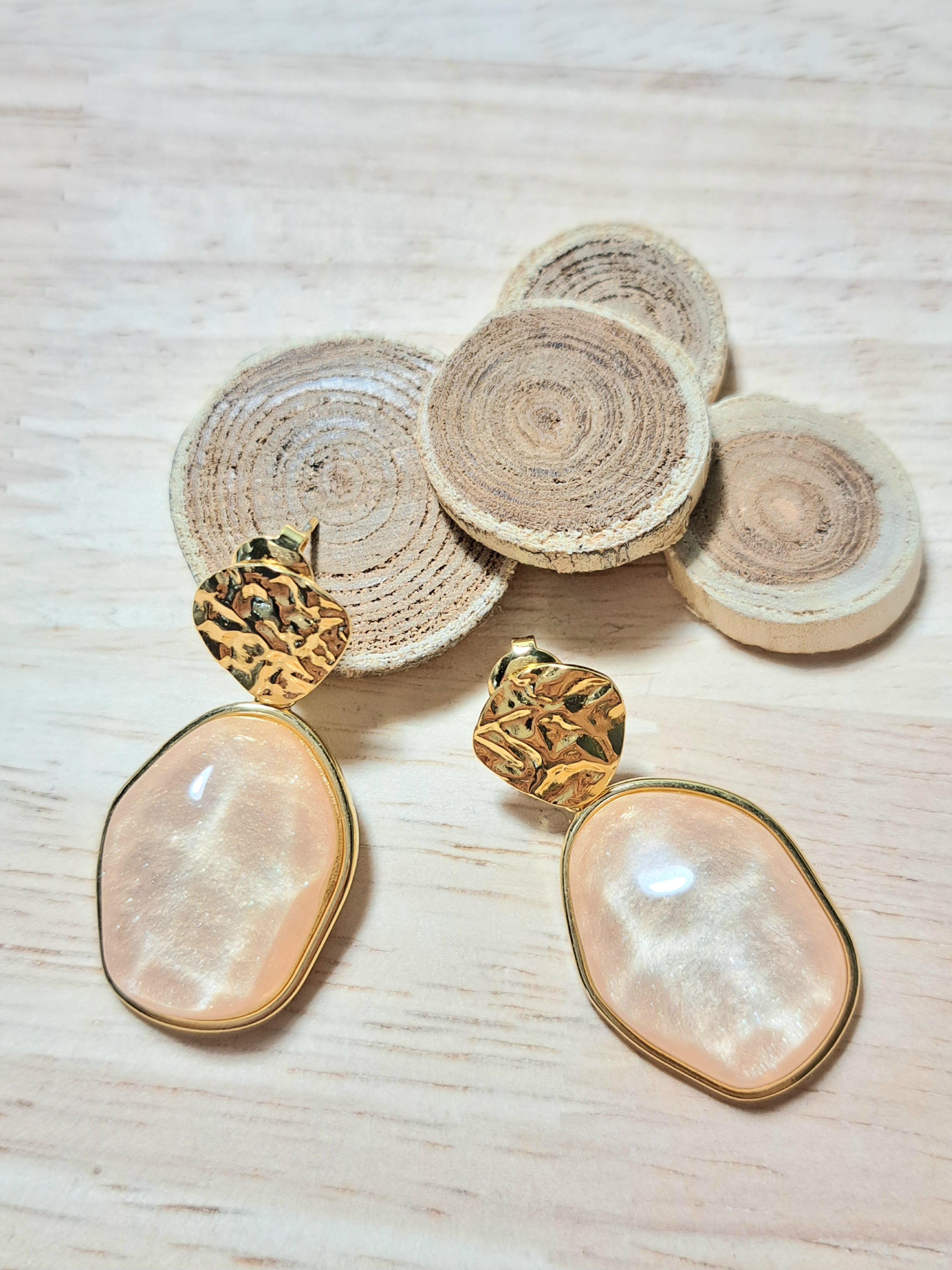 Boucles d’oreilles dorées – Pierre rosée nacrée