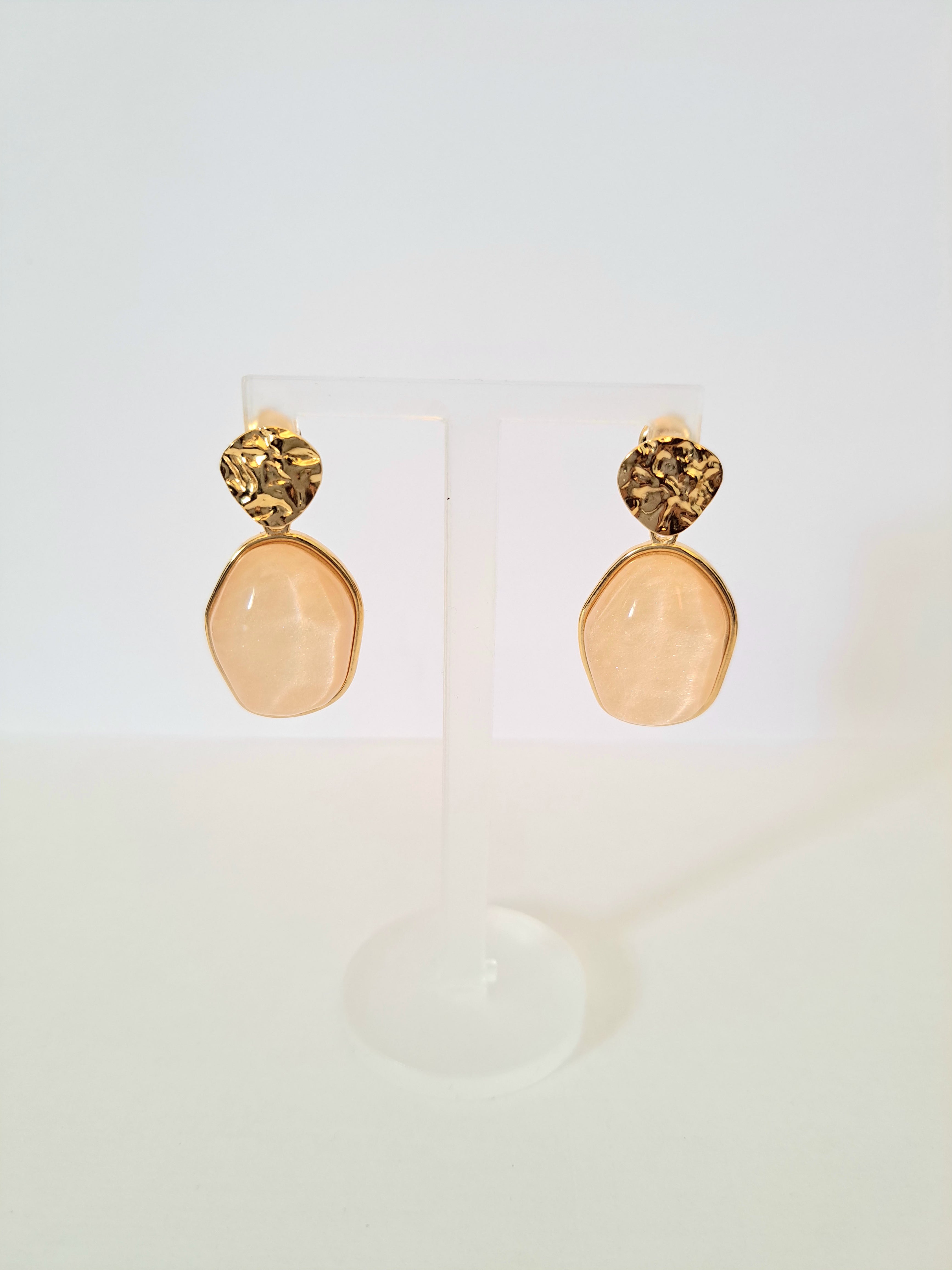 Boucles d’oreilles dorées – Pierre rosée nacrée