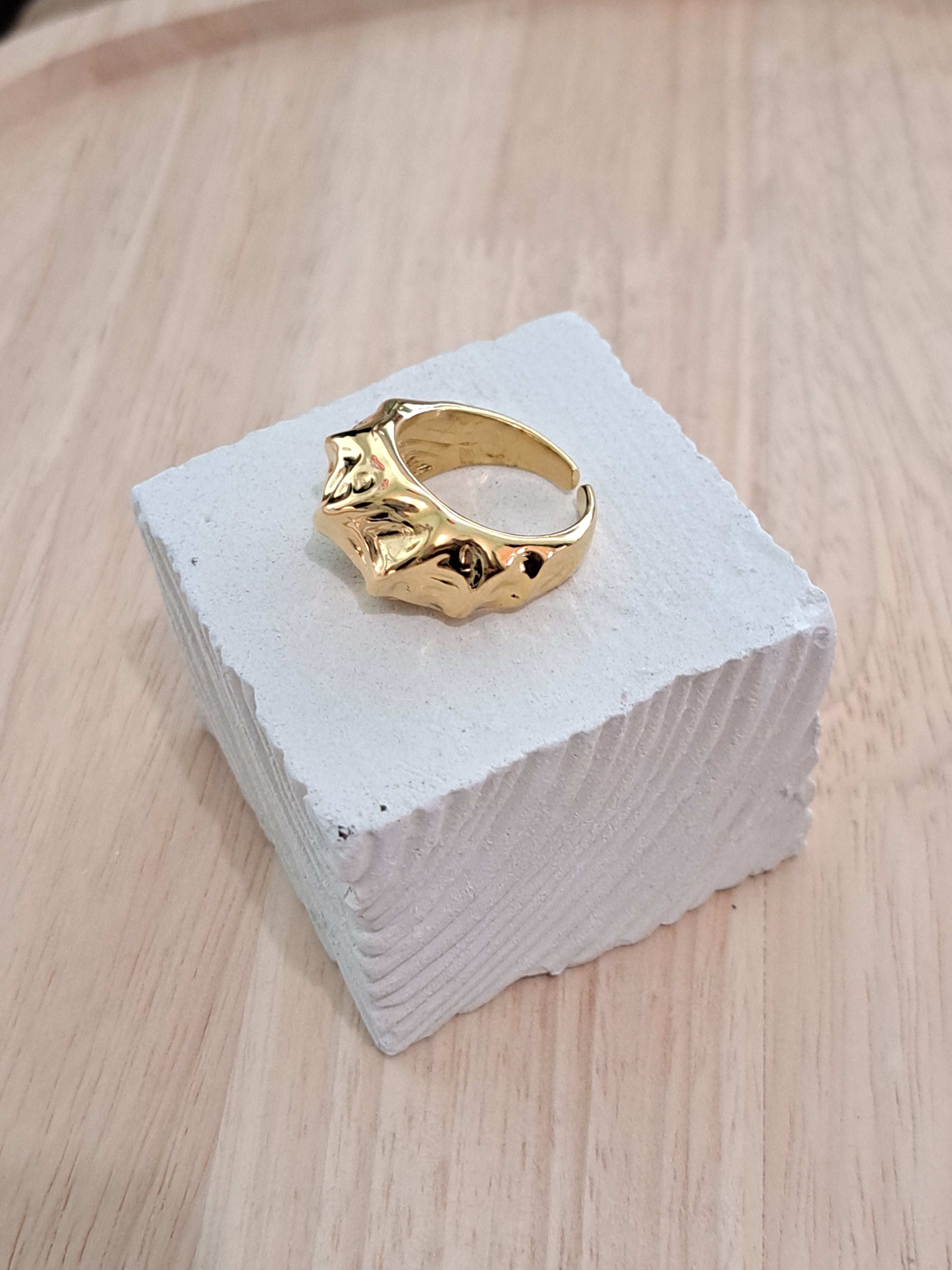 Bague dorée effet martelé irrégulier