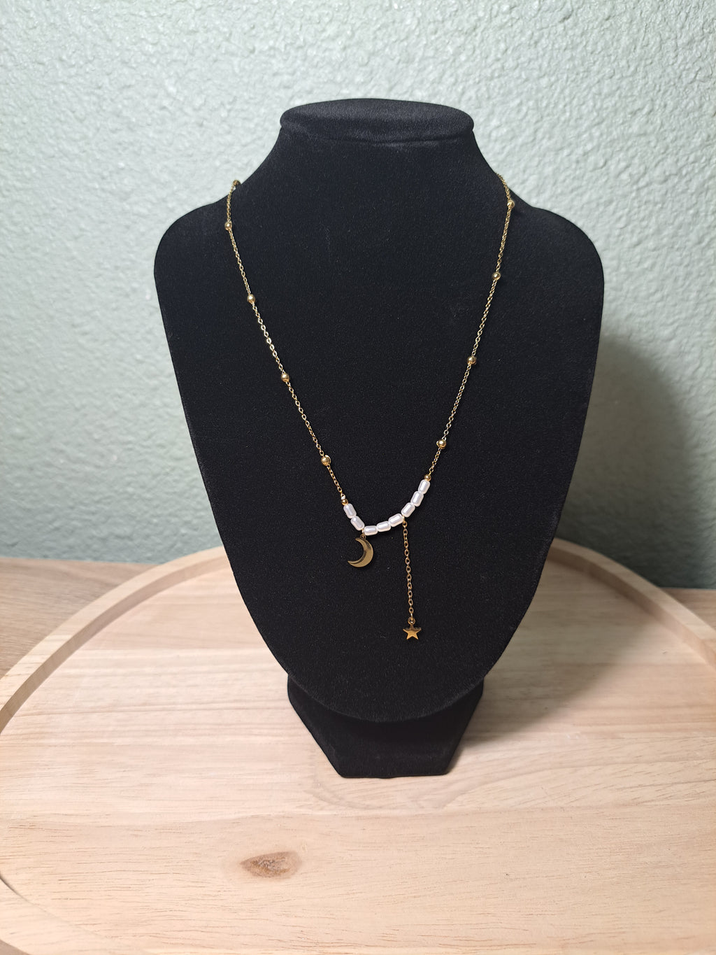 Collier doré – Lune, étoile & perles blanches