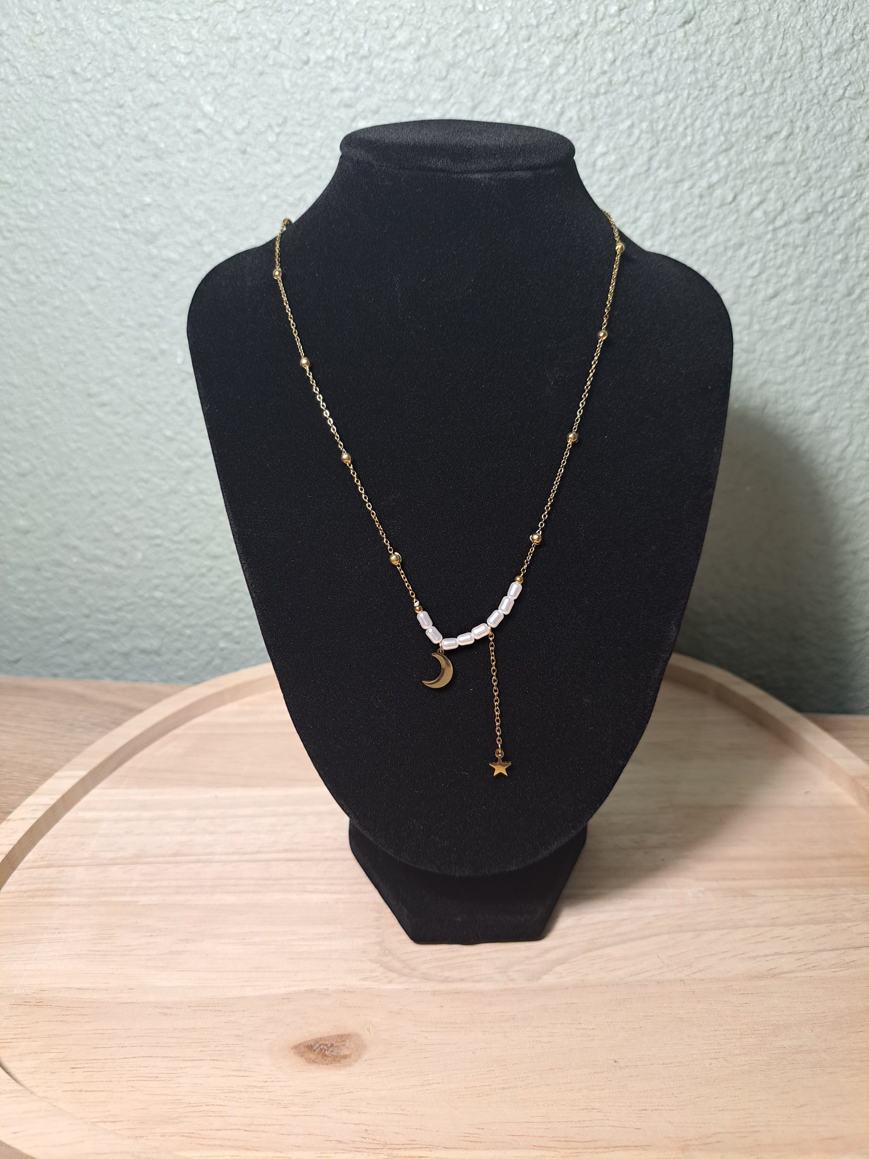 Collier doré – Lune, étoile & perles blanches