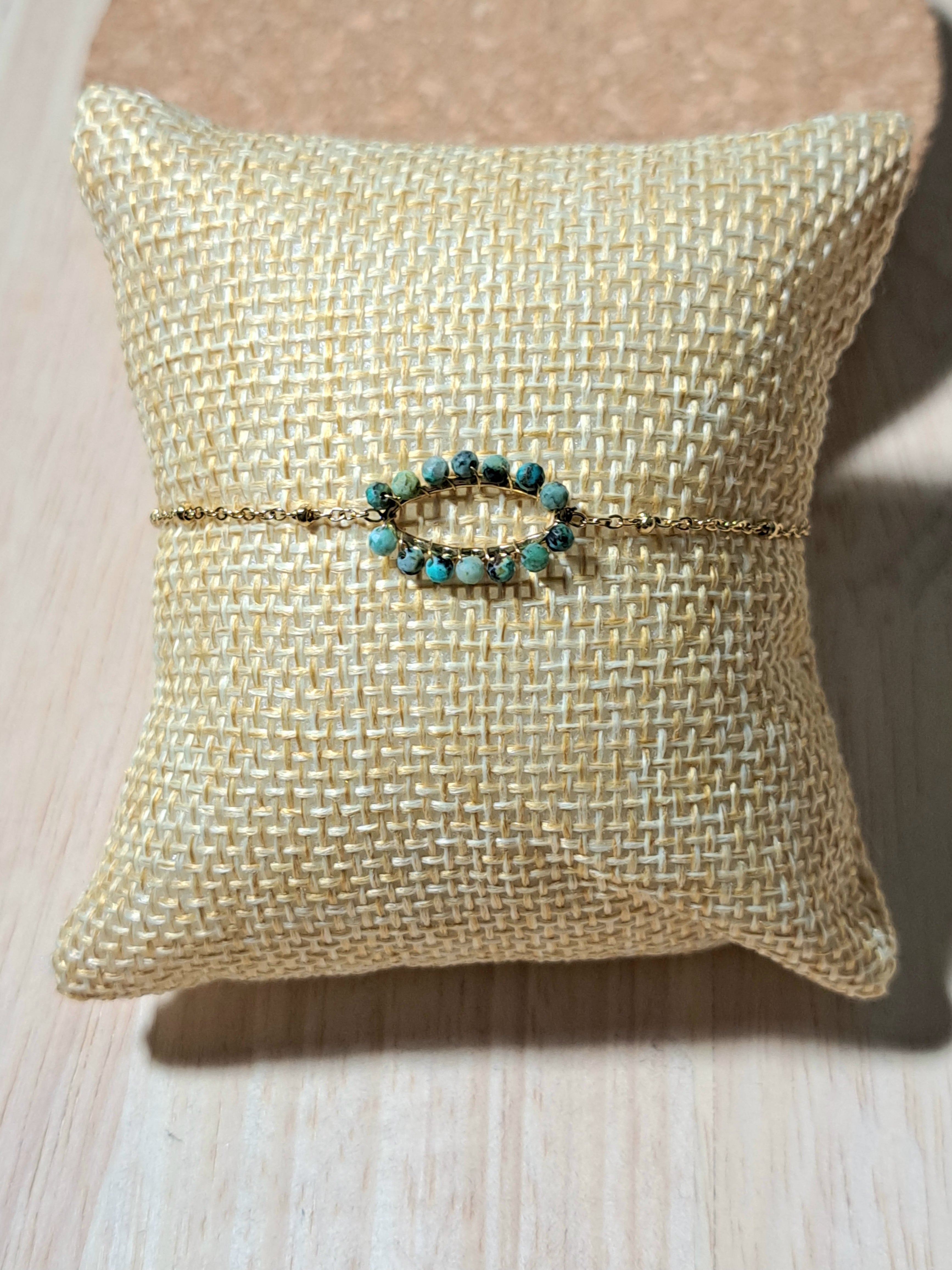 Bracelet doré – Anneau central perlé vert émeraude