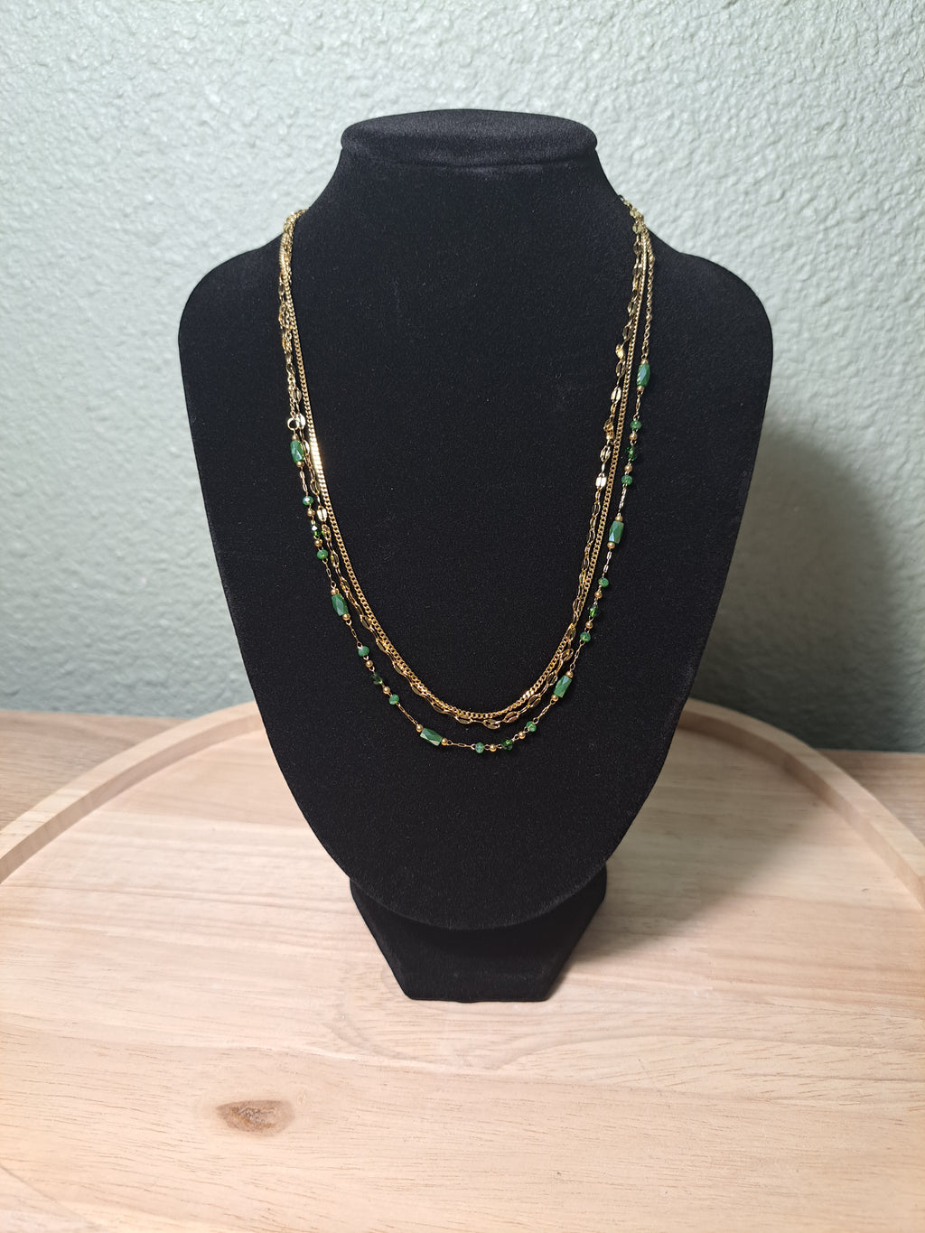 Collier doré – Triple chaînes & perles vert émeraude