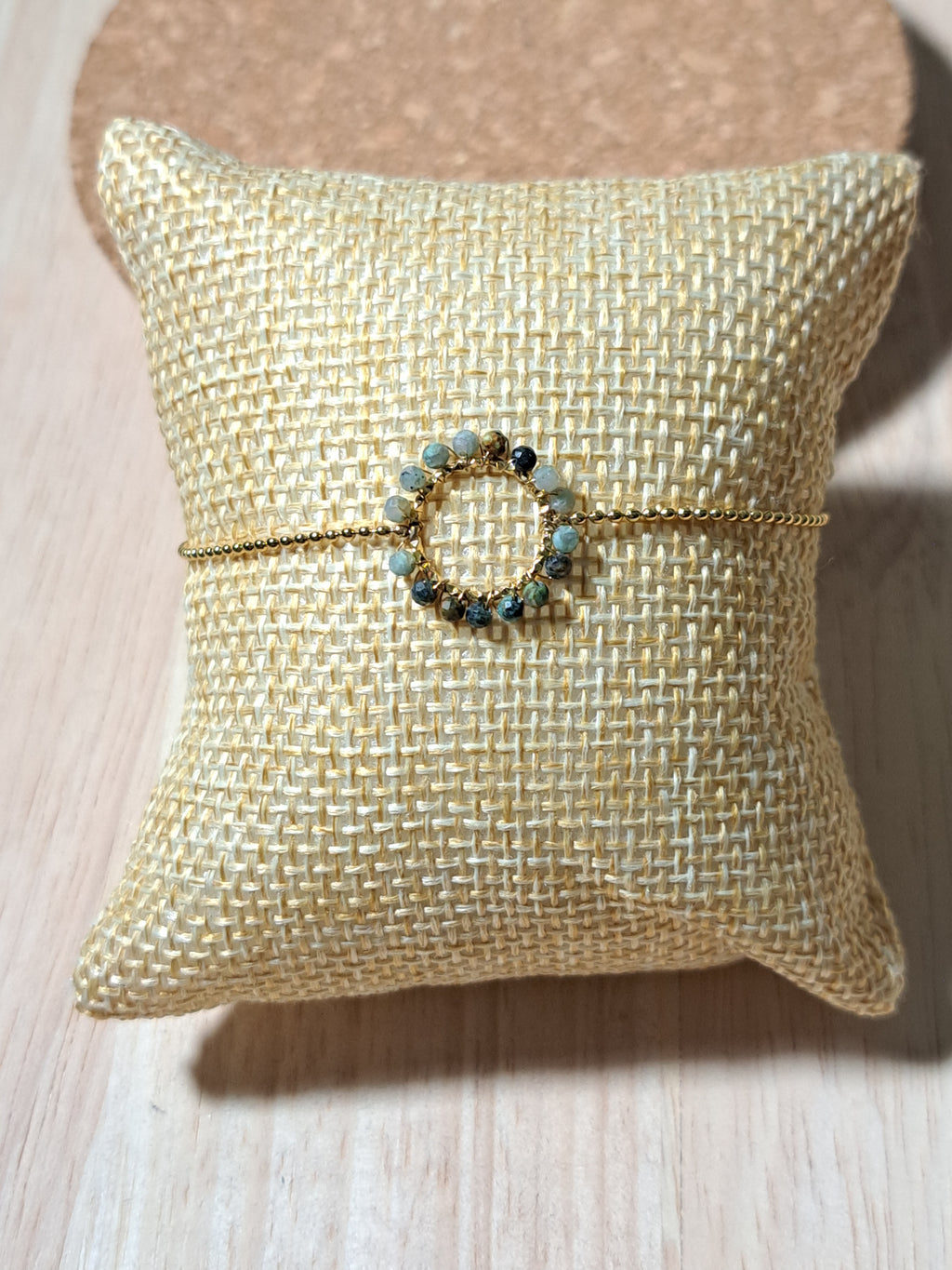 Bracelet doré – Cercle perlé vert émeraude