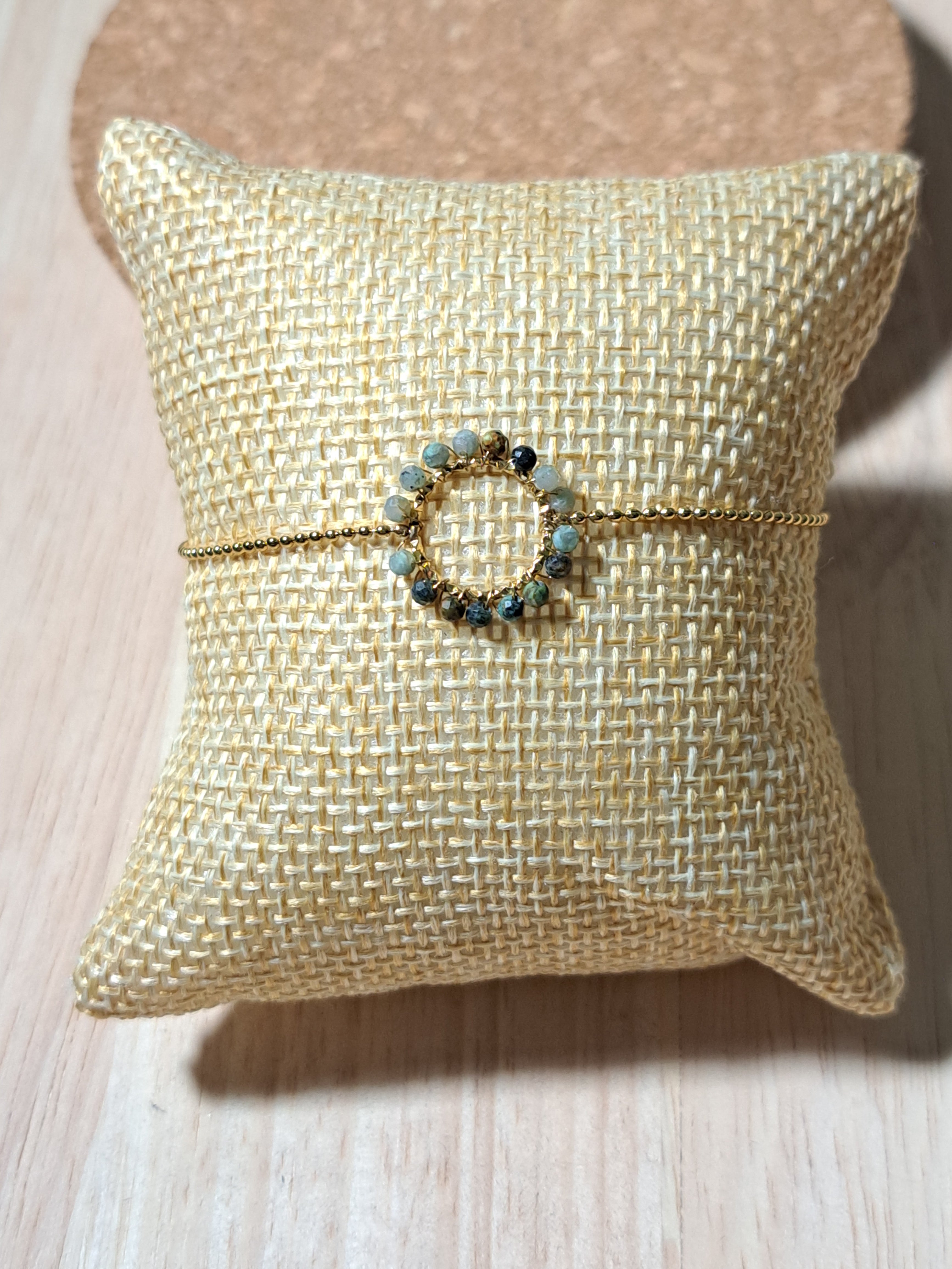 Bracelet doré – Cercle perlé vert émeraude