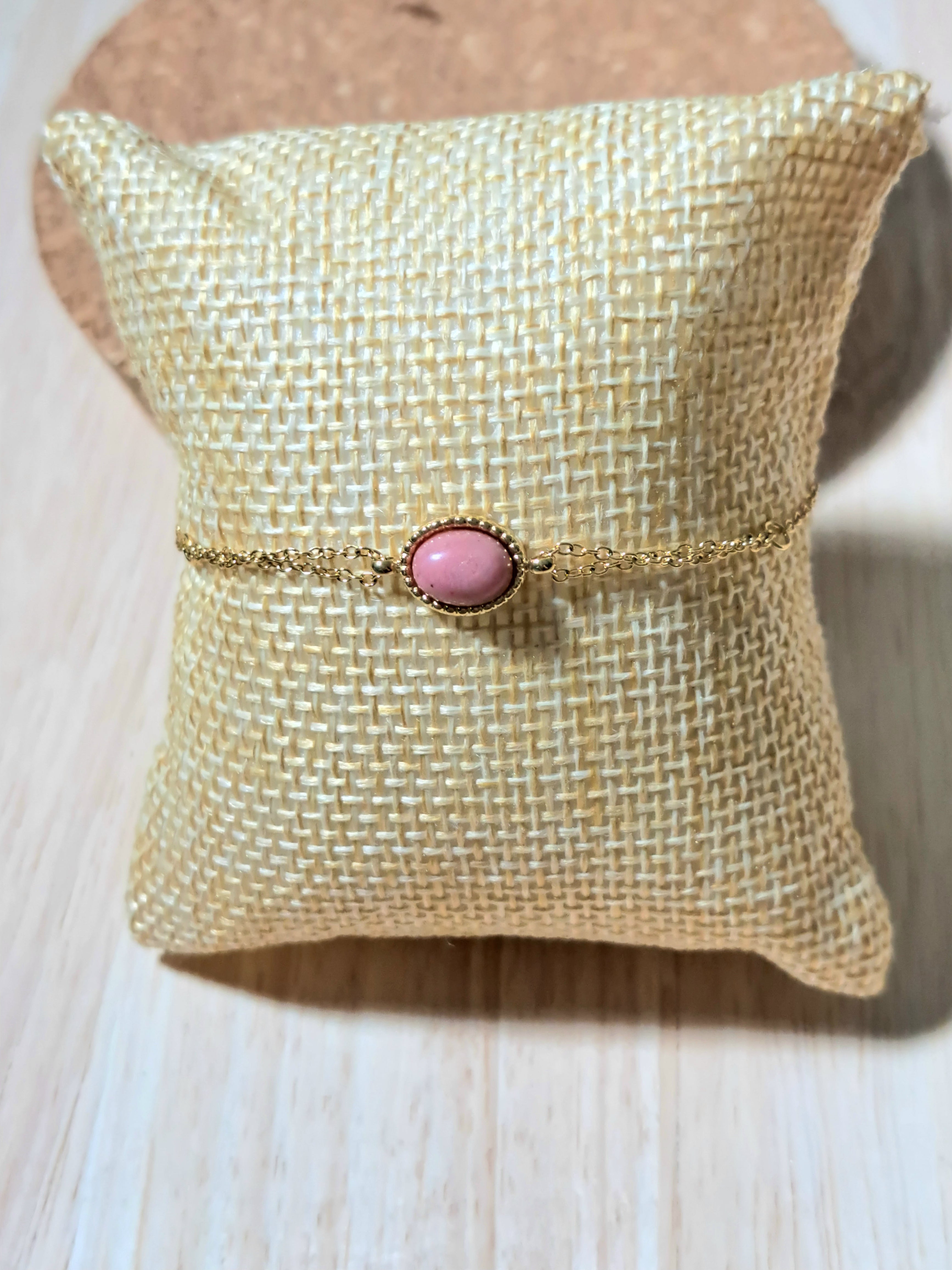 Bracelet orné d'une pierre cabochon rose