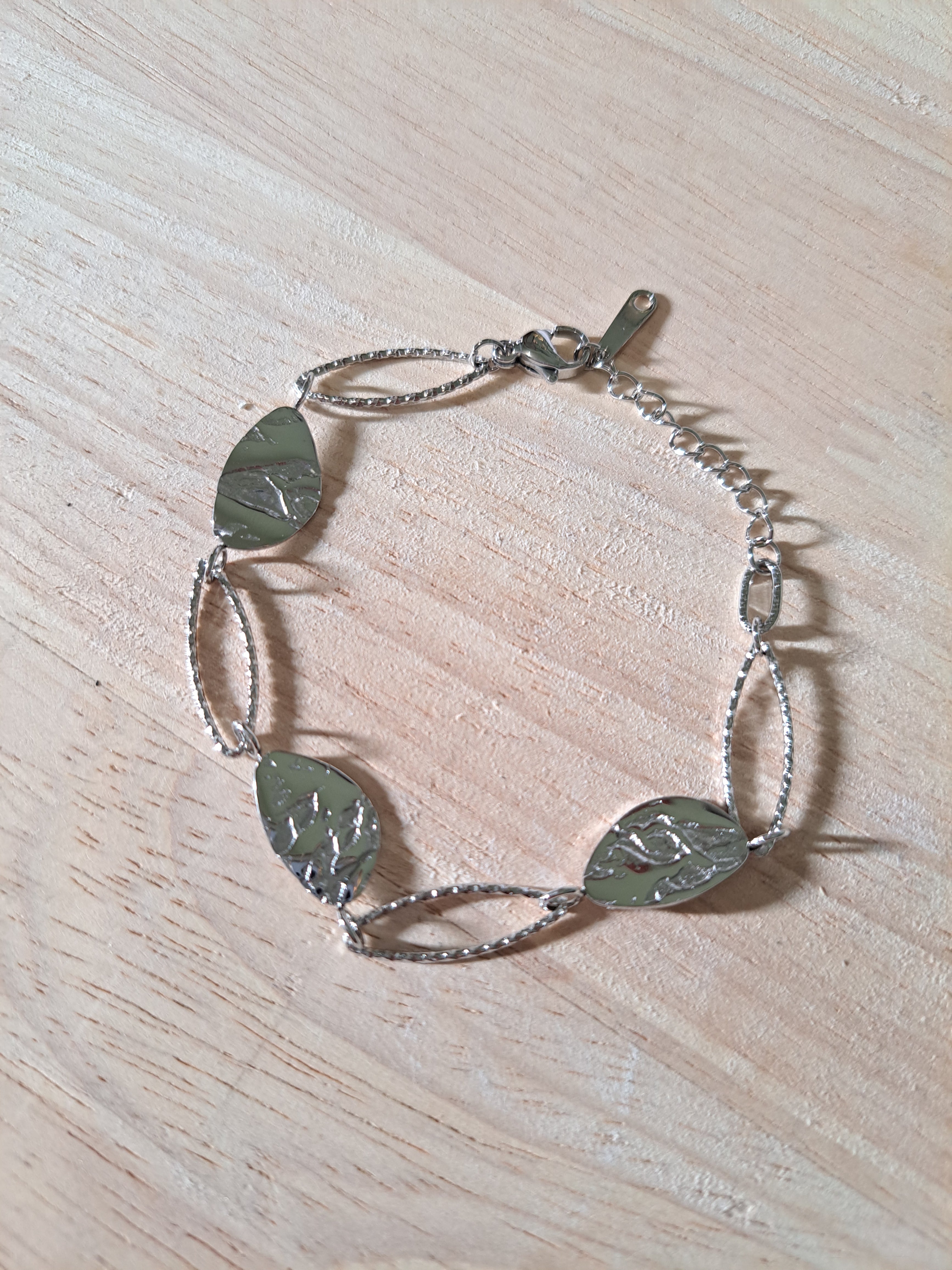 Bracelet argenté orné de maillons martelés & ajourés