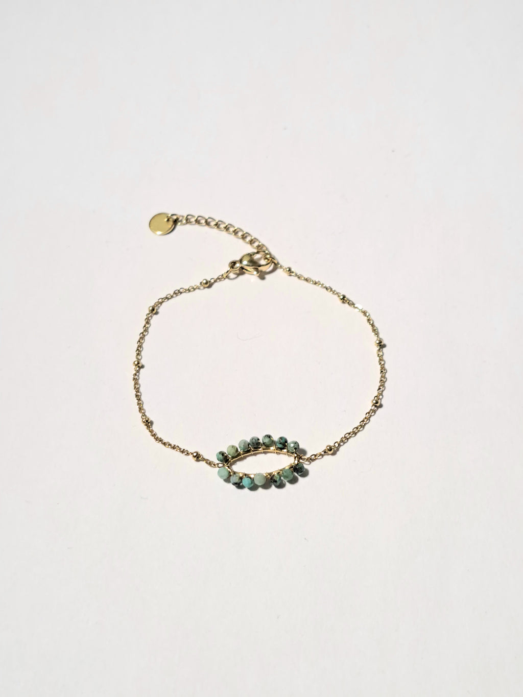 Bracelet doré – Anneau central perlé vert émeraude