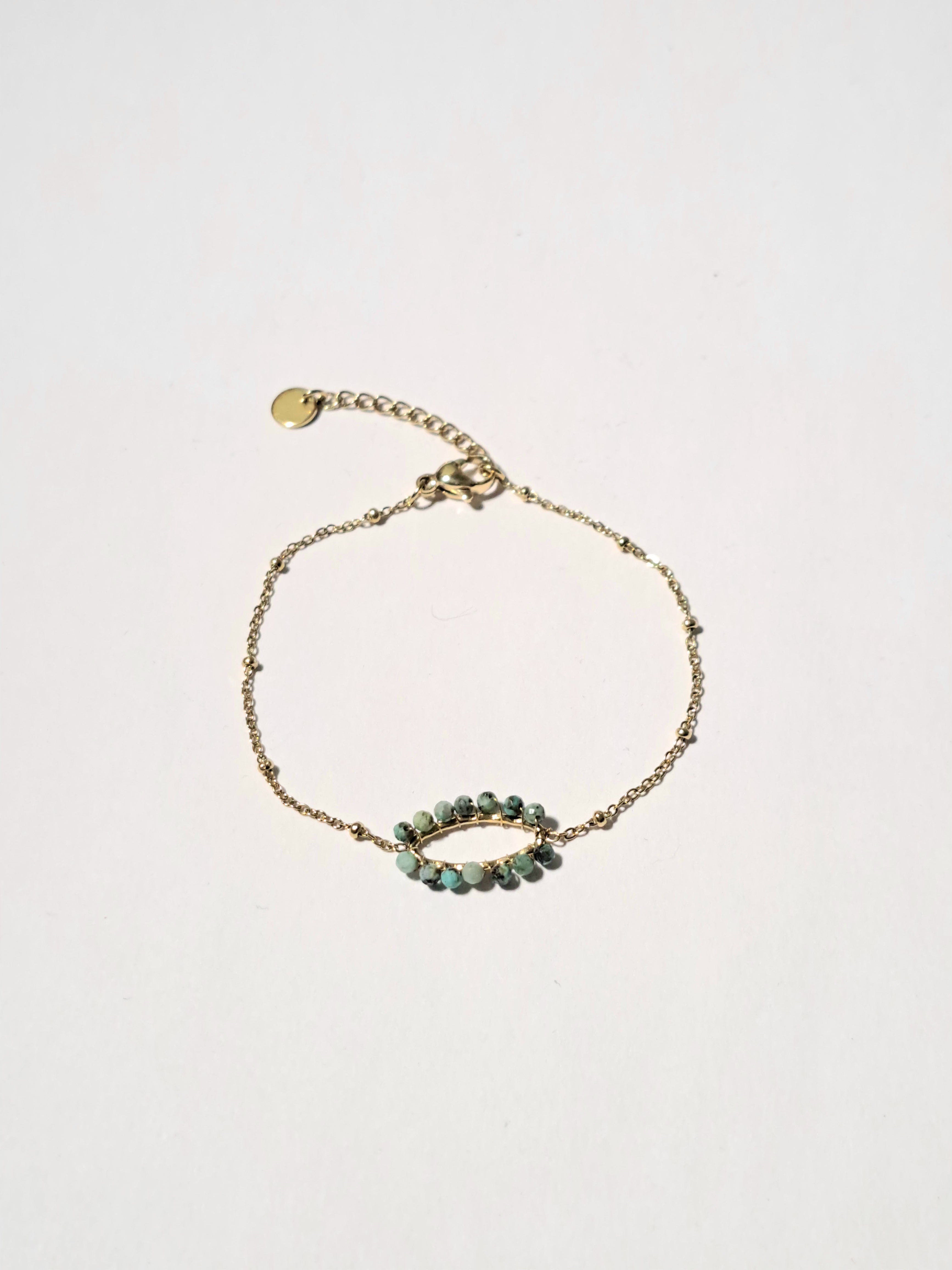Bracelet doré – Anneau central perlé vert émeraude