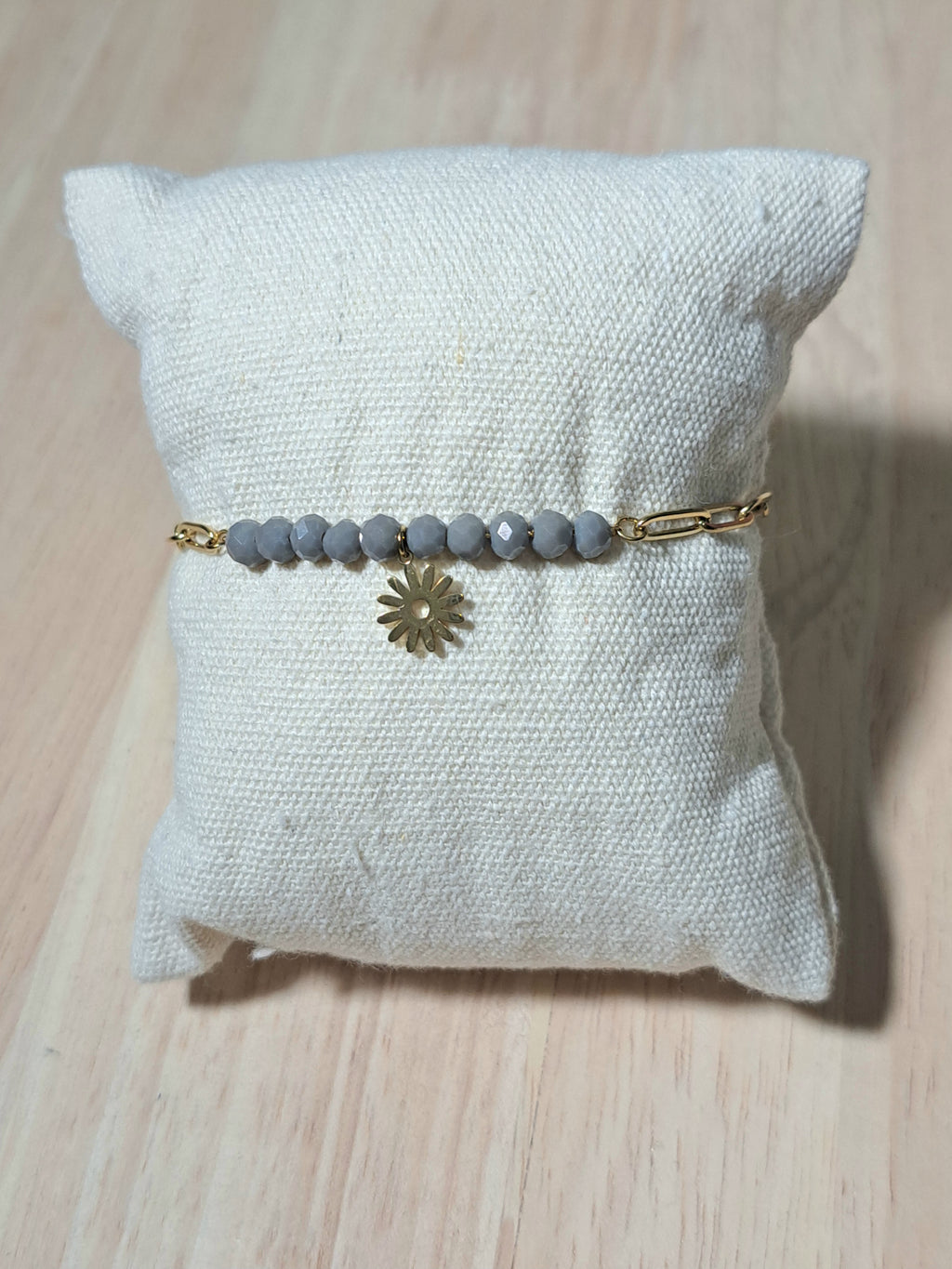 Bracelet doré, perles grises & Soleil Doré
