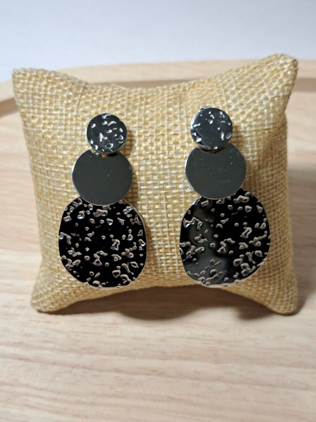 Boucles d’oreilles argentées à pastilles martelées