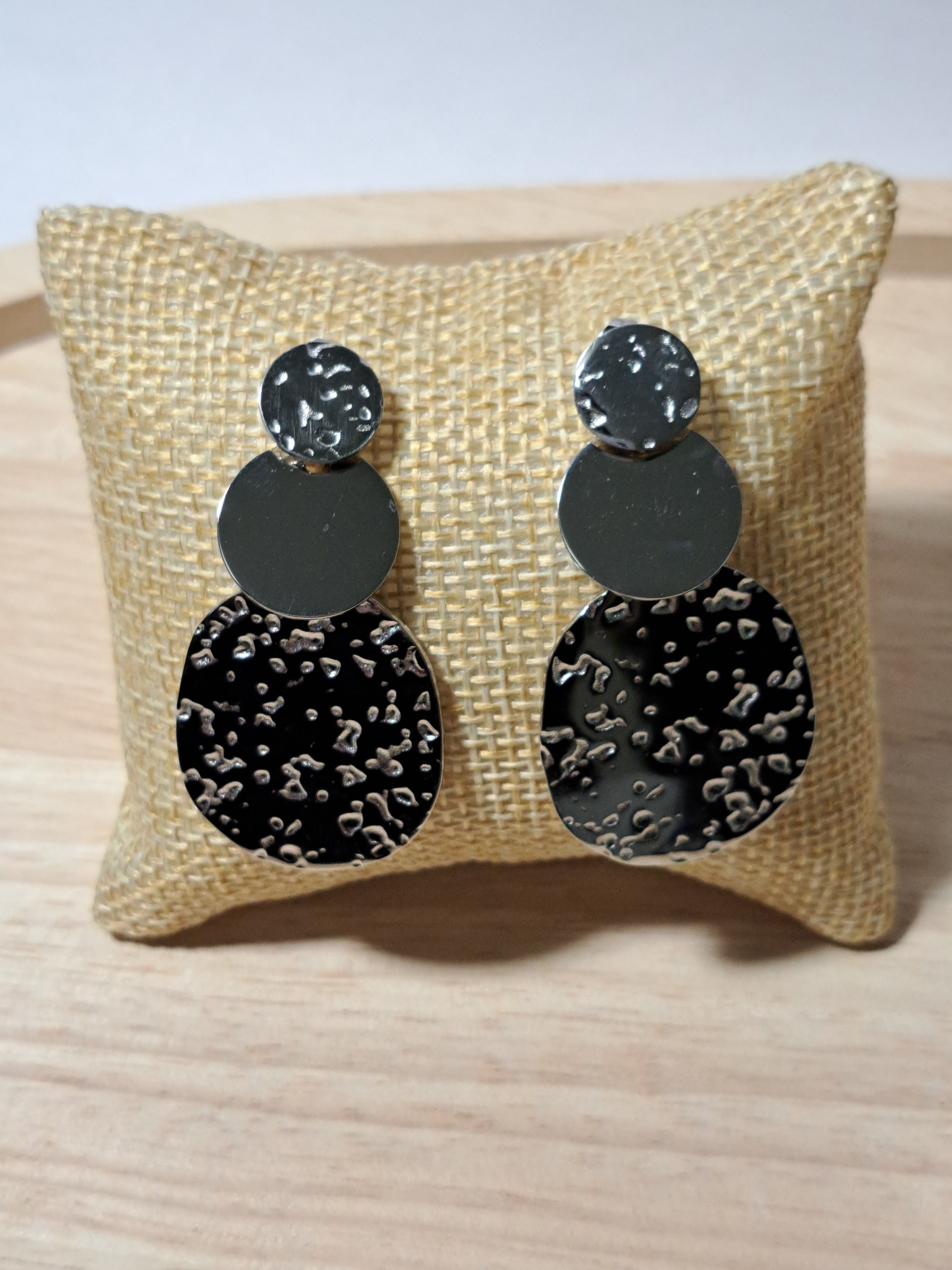 Boucles d’oreilles argentées à pastilles martelées
