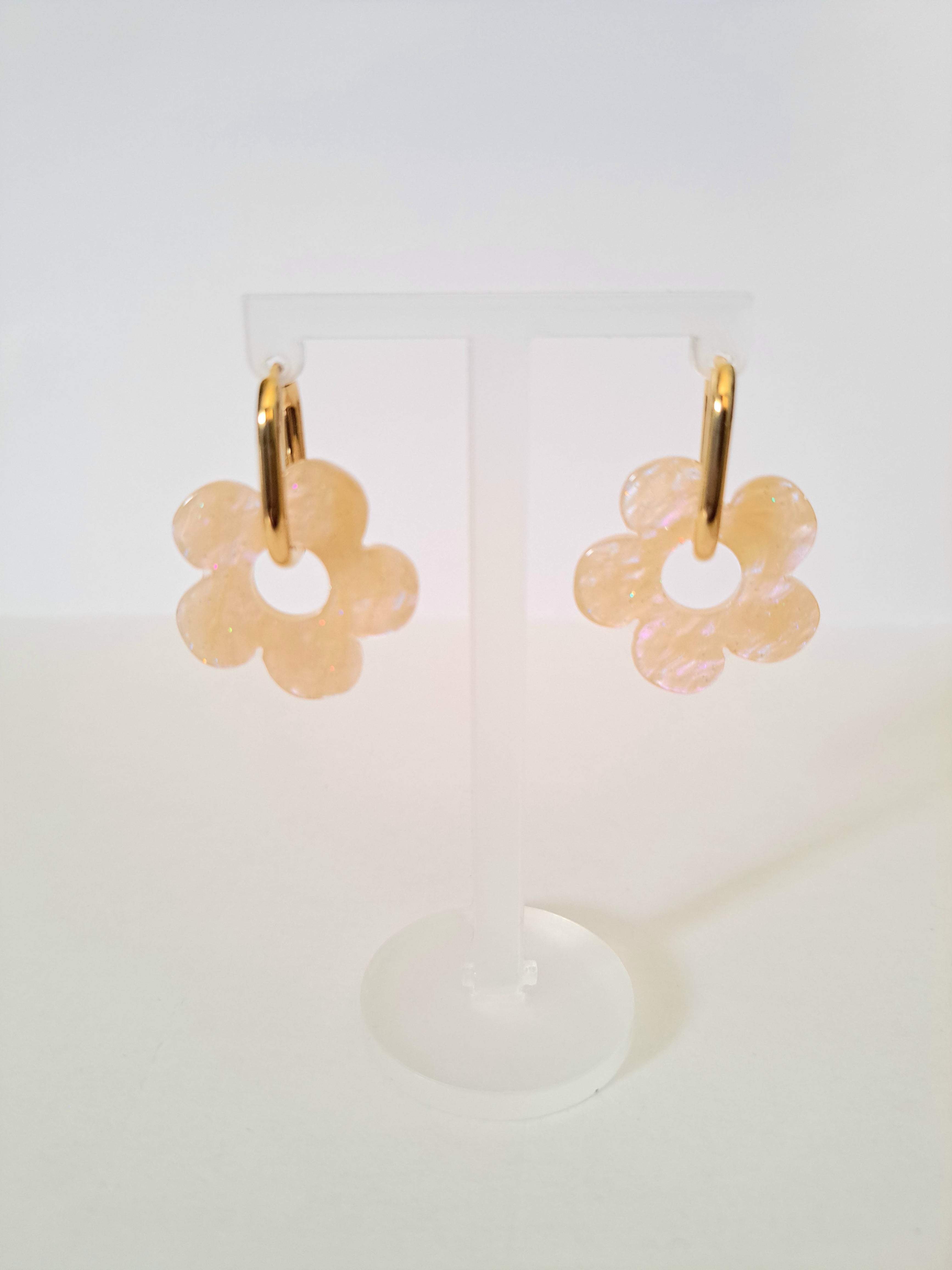 Boucles d’oreilles dorées – Fleurs ajourées nacrées