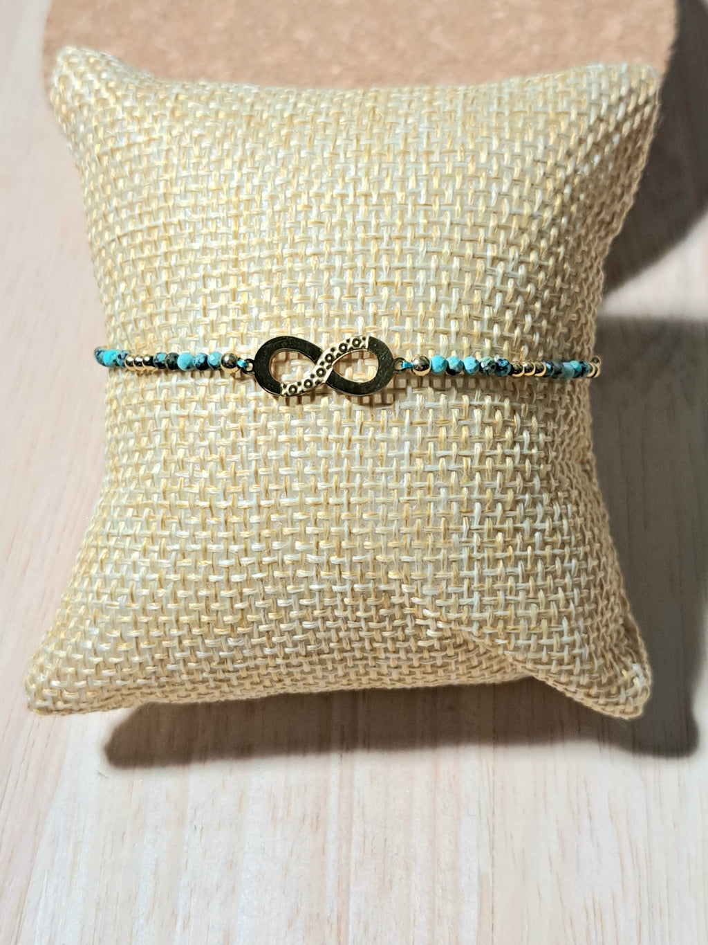 Bracelet doré – Symbole infini & perles vert émeraude
