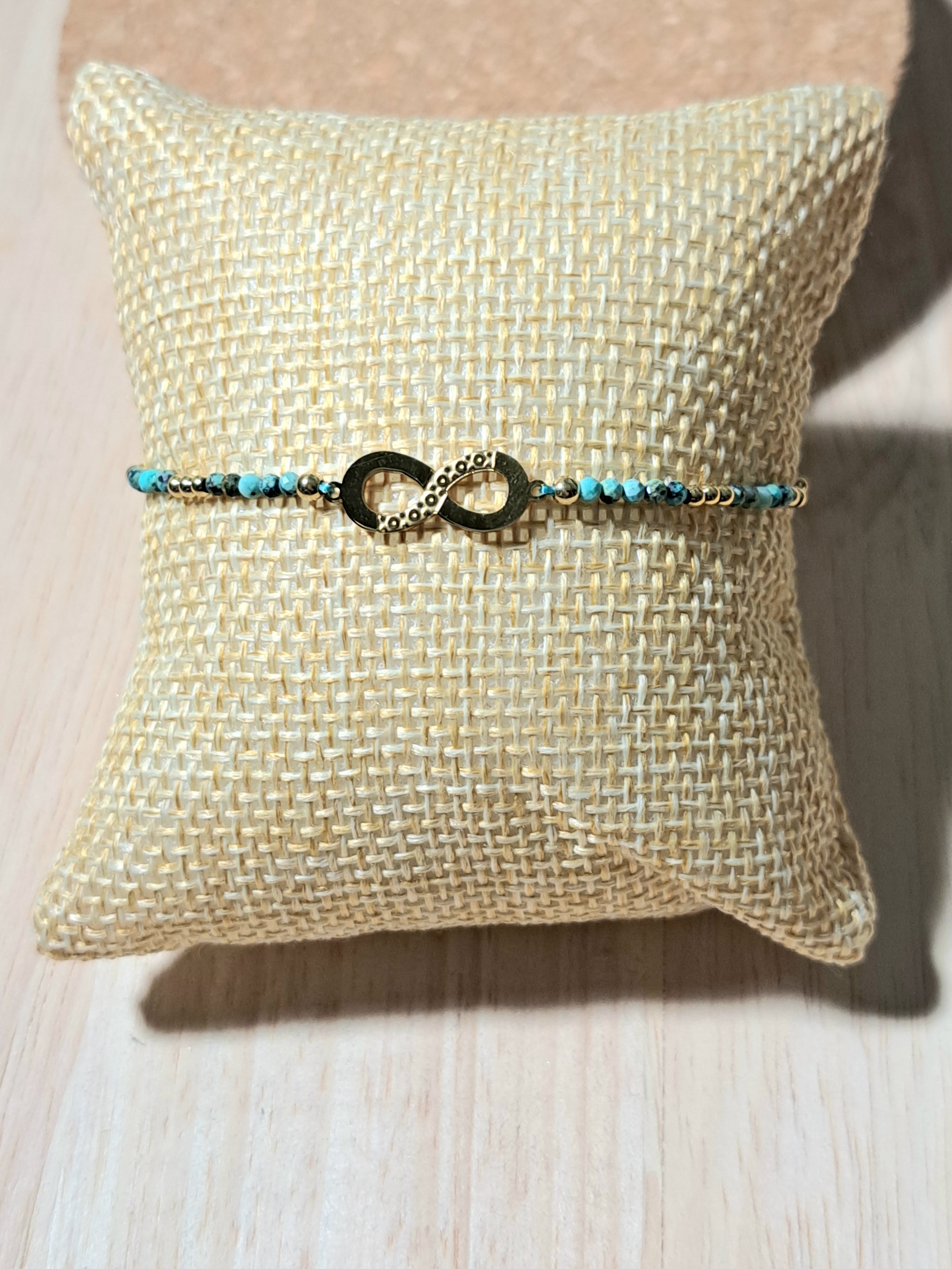 Bracelet doré – Symbole infini & perles vert émeraude