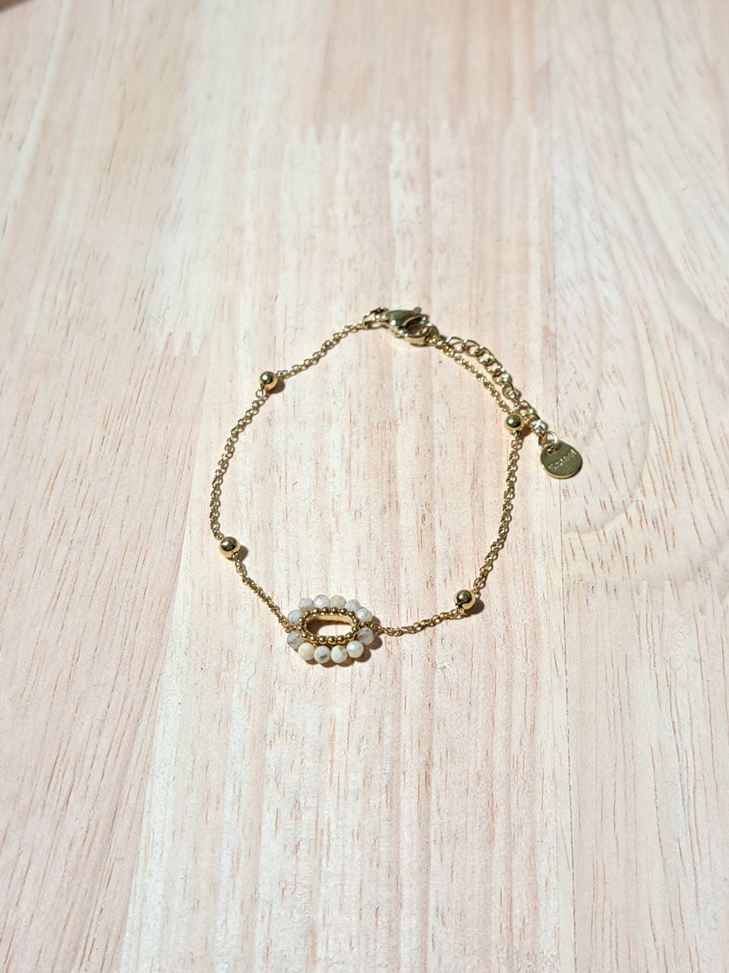 Bracelet doré – Cercle perlé blanc