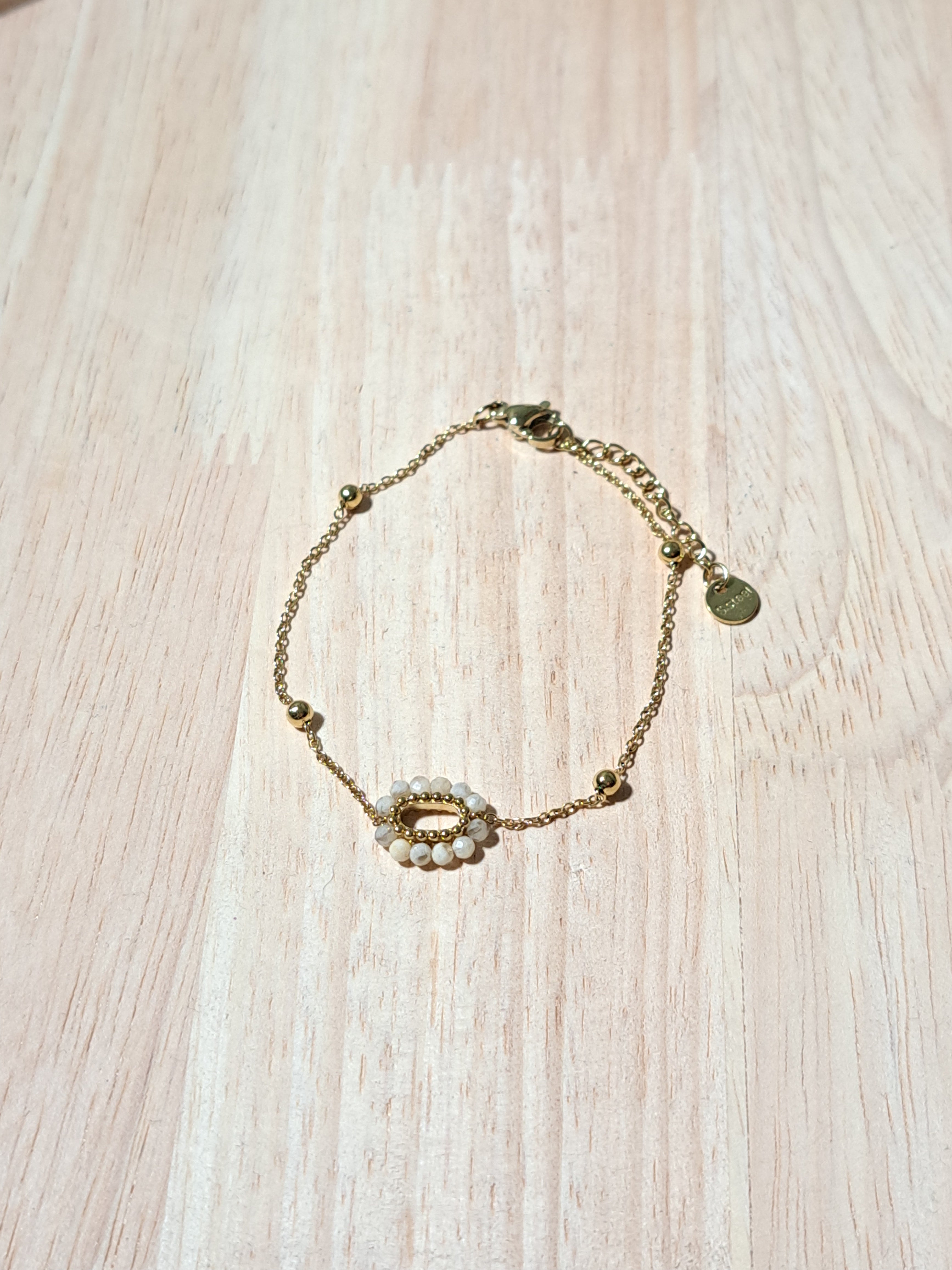 Bracelet doré – Cercle perlé blanc