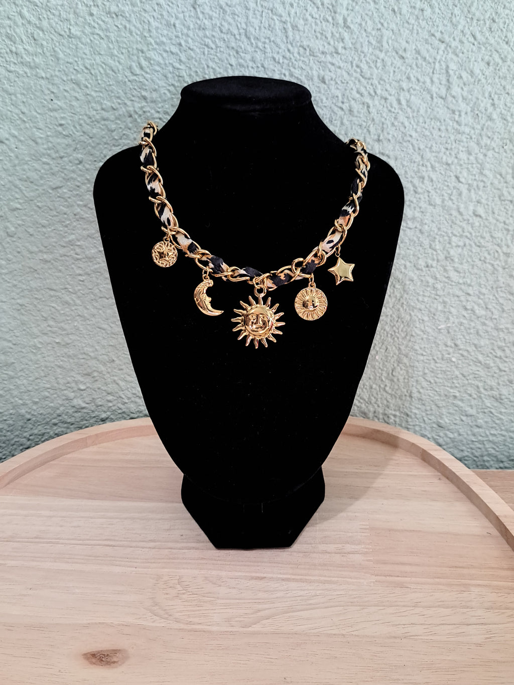 Collier doré Soleil & Lune avec ruban noir effet léopard