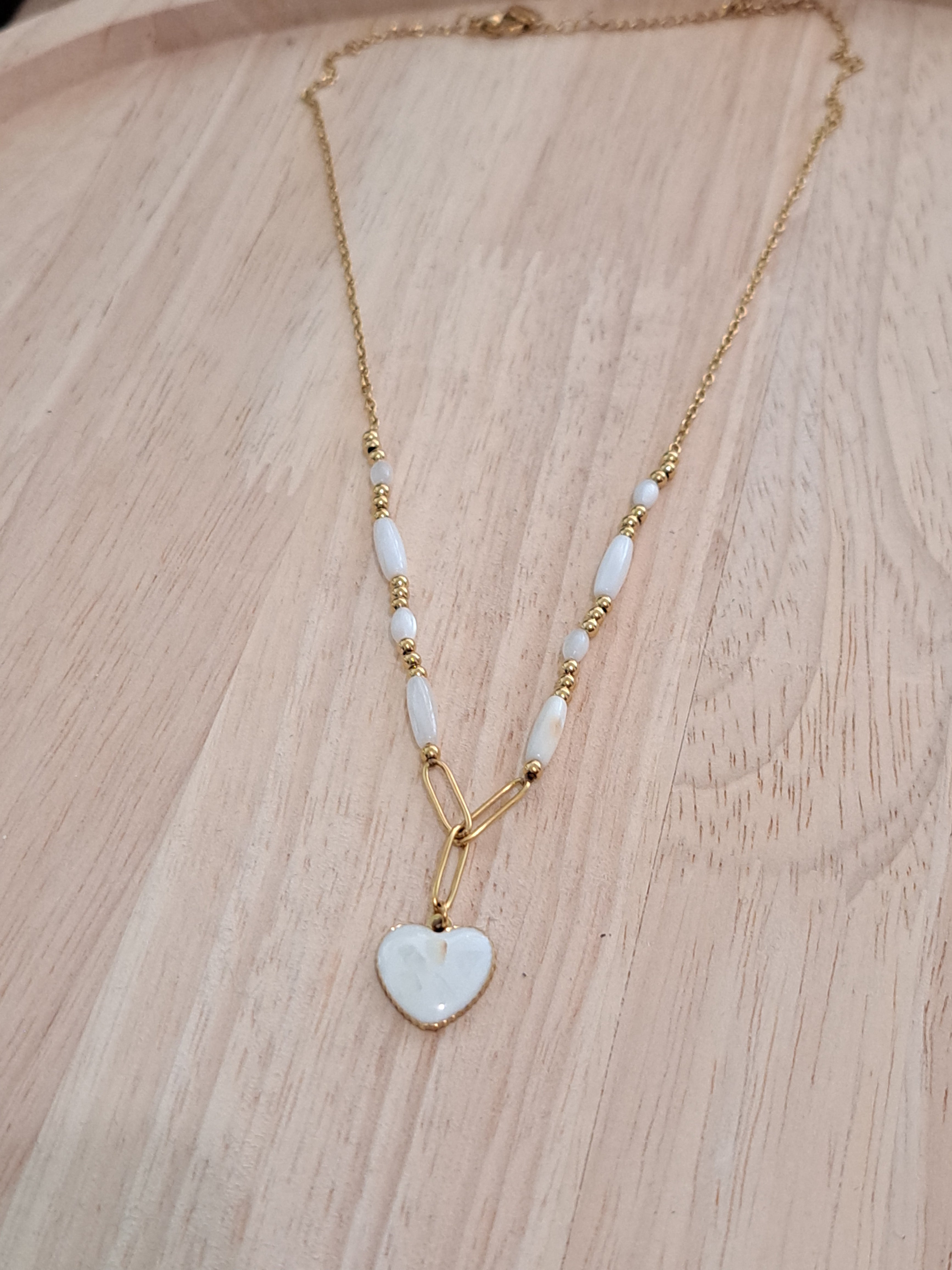 Collier doré perles blanches & pendentif cœur