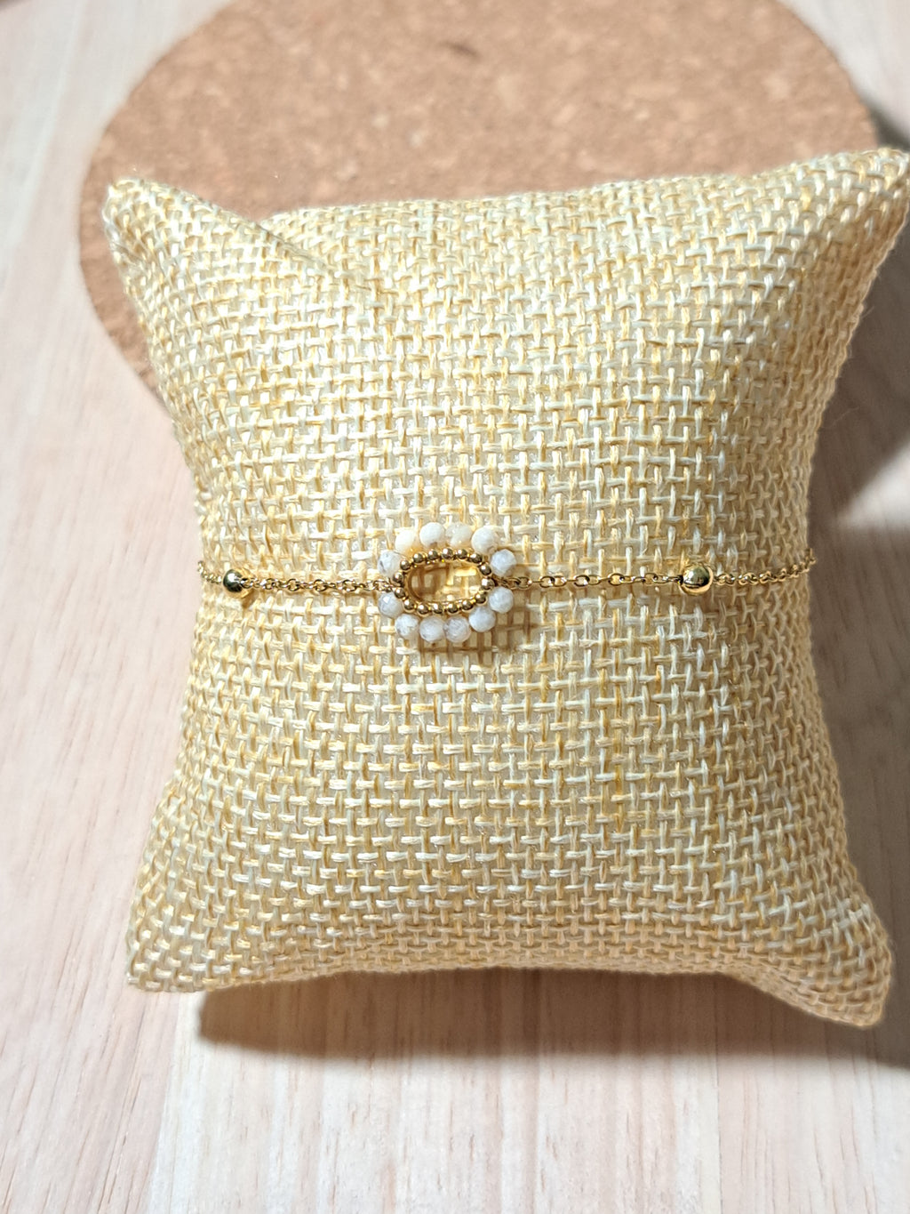 Bracelet doré – Cercle perlé blanc