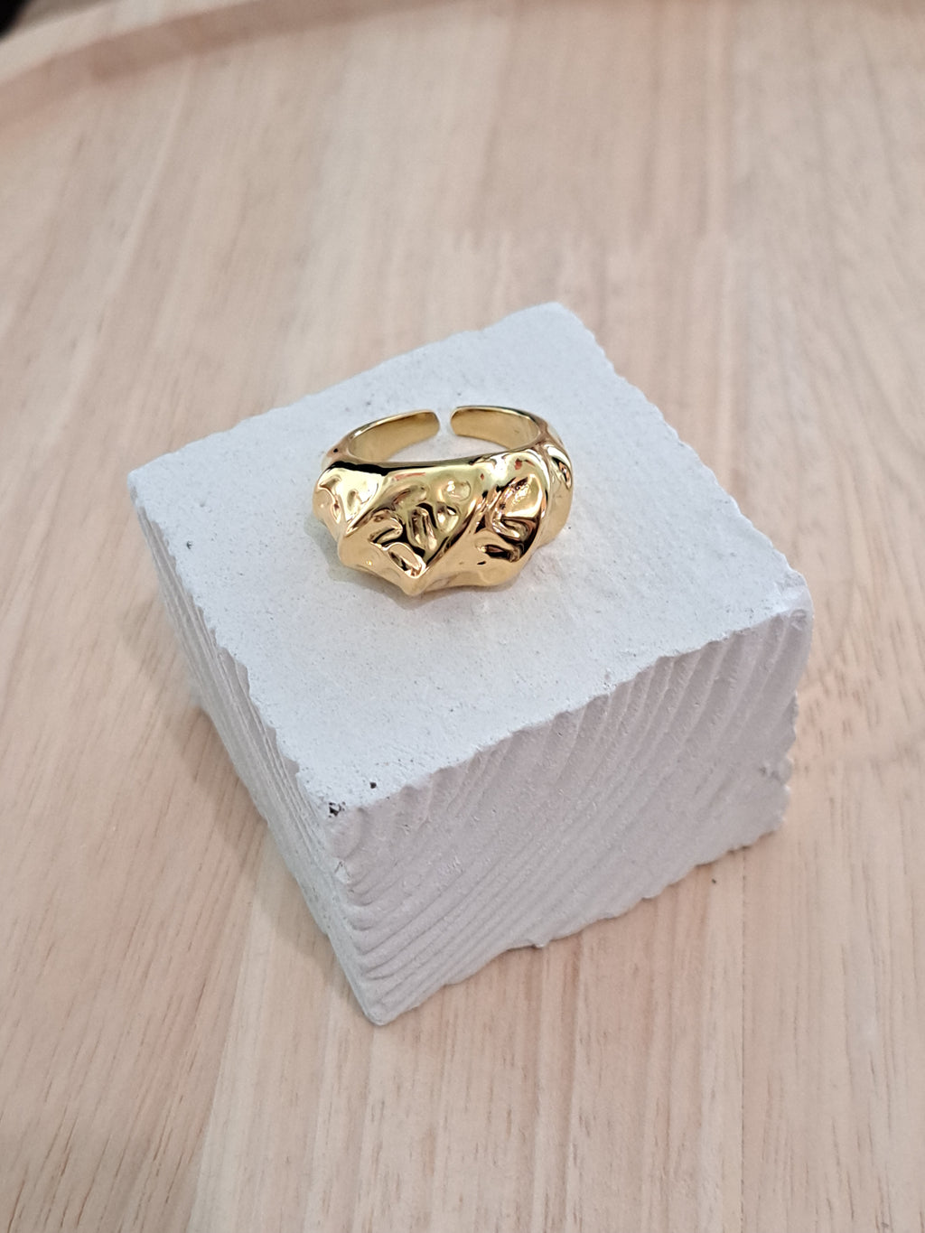 Bague dorée effet martelé irrégulier