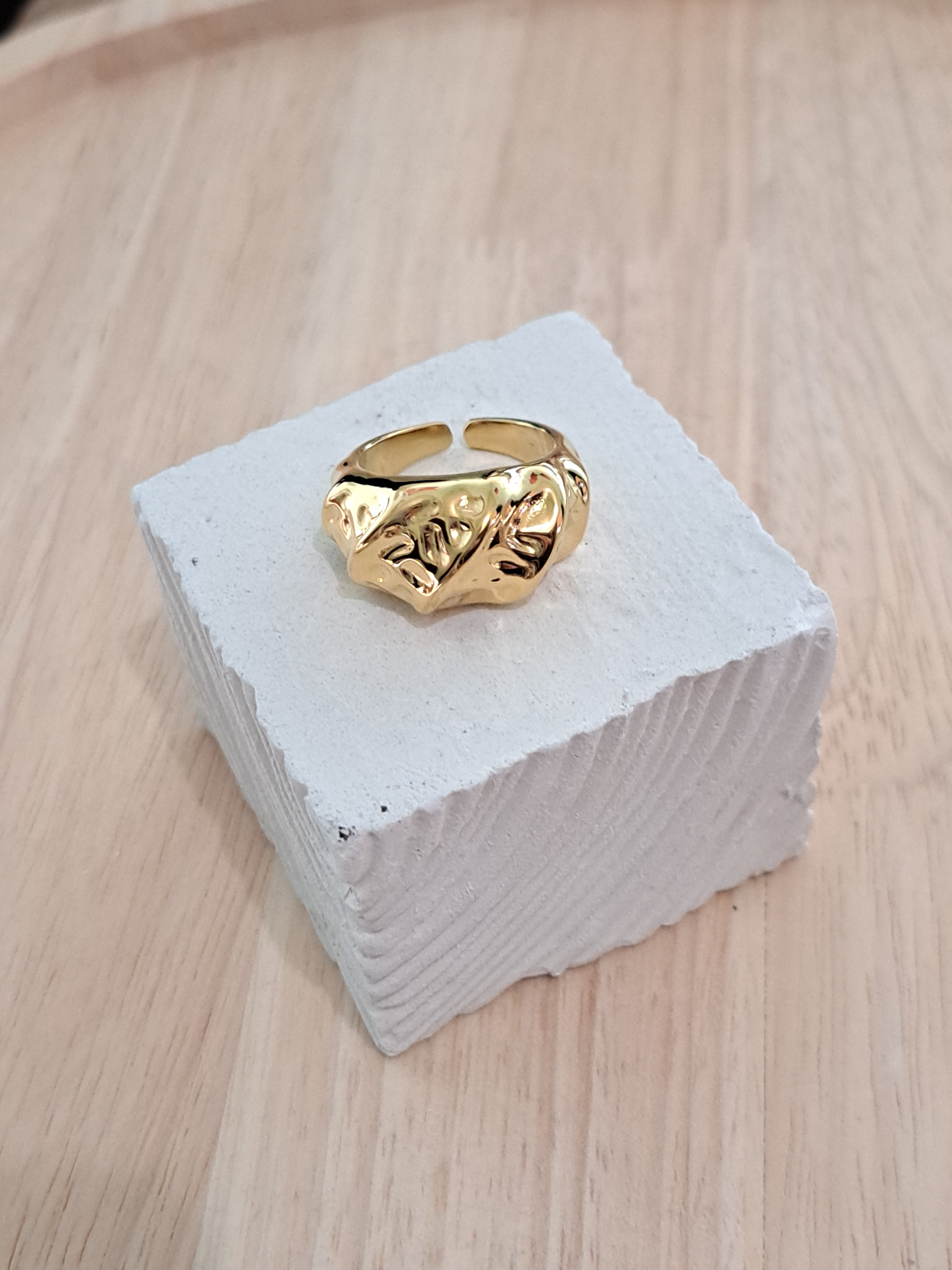 Bague dorée effet martelé irrégulier