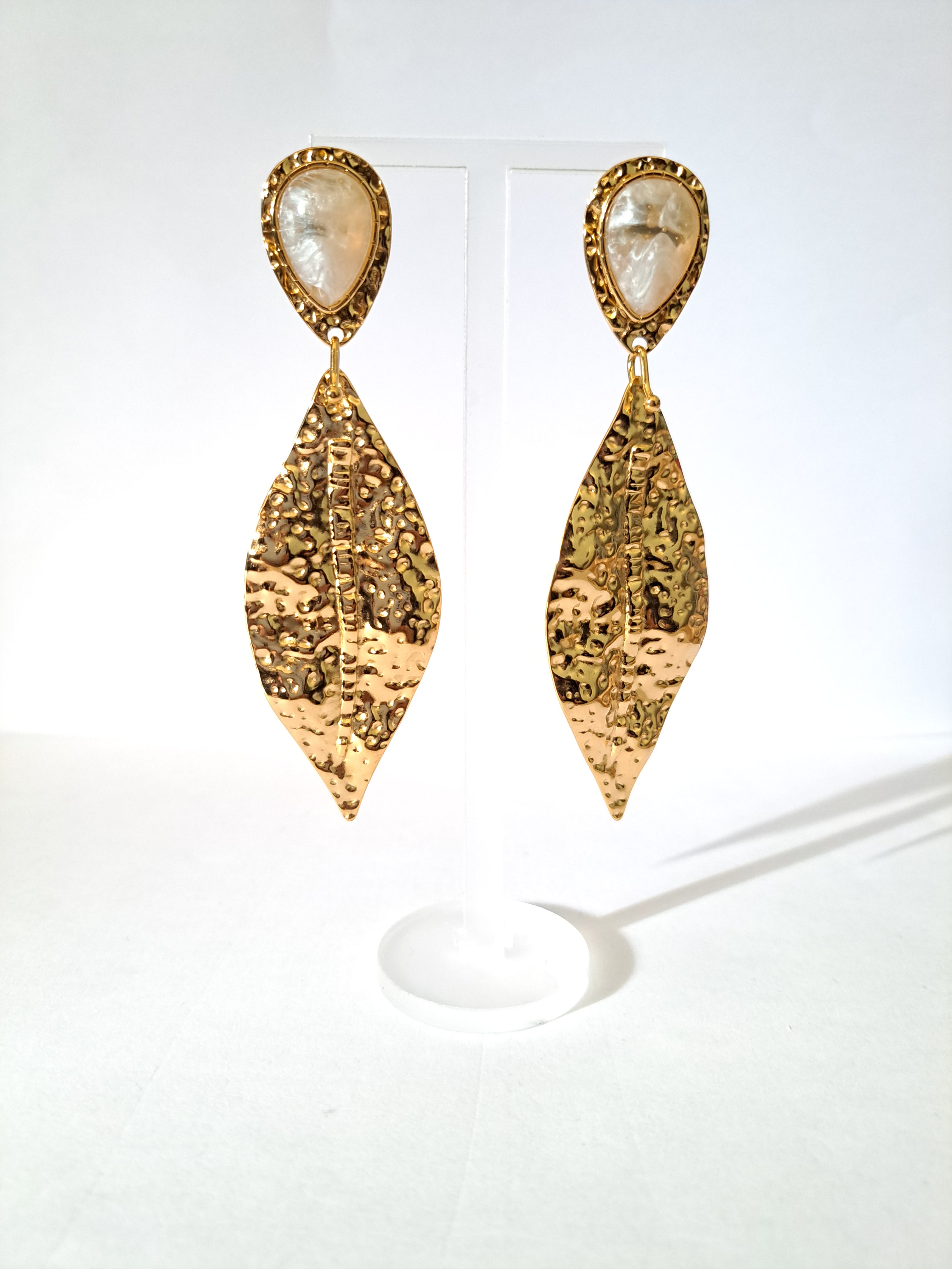Boucles d’oreilles dorées – Pierre nacrée & effet martelé