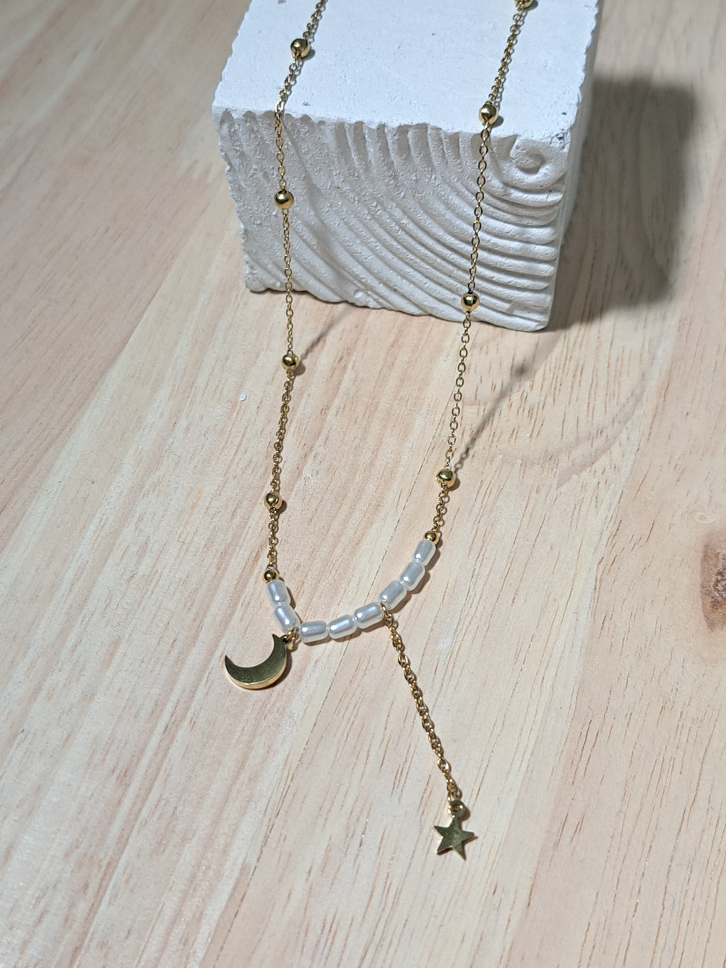 Collier doré – Lune, étoile & perles blanches
