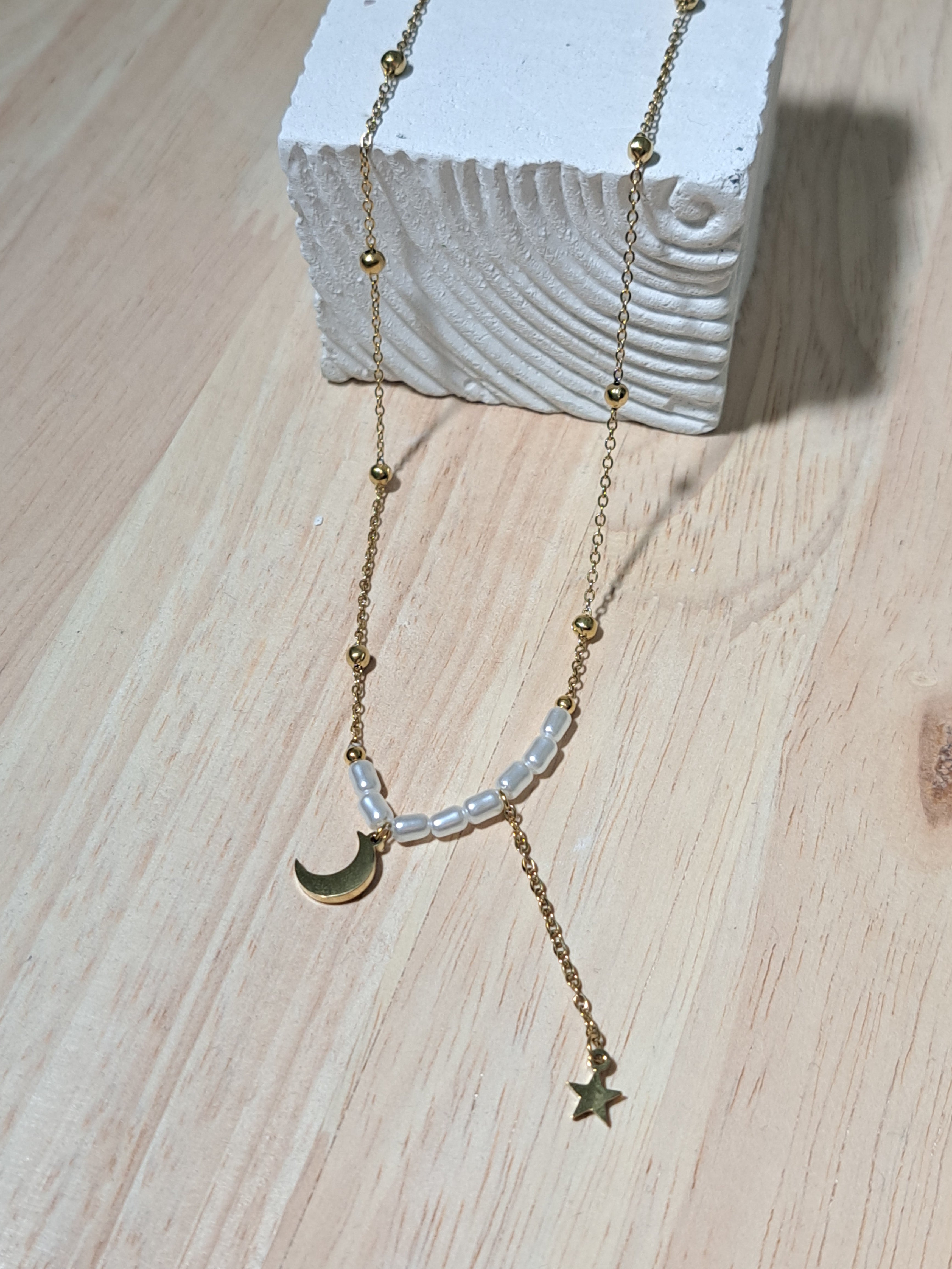 Collier doré – Lune, étoile & perles blanches