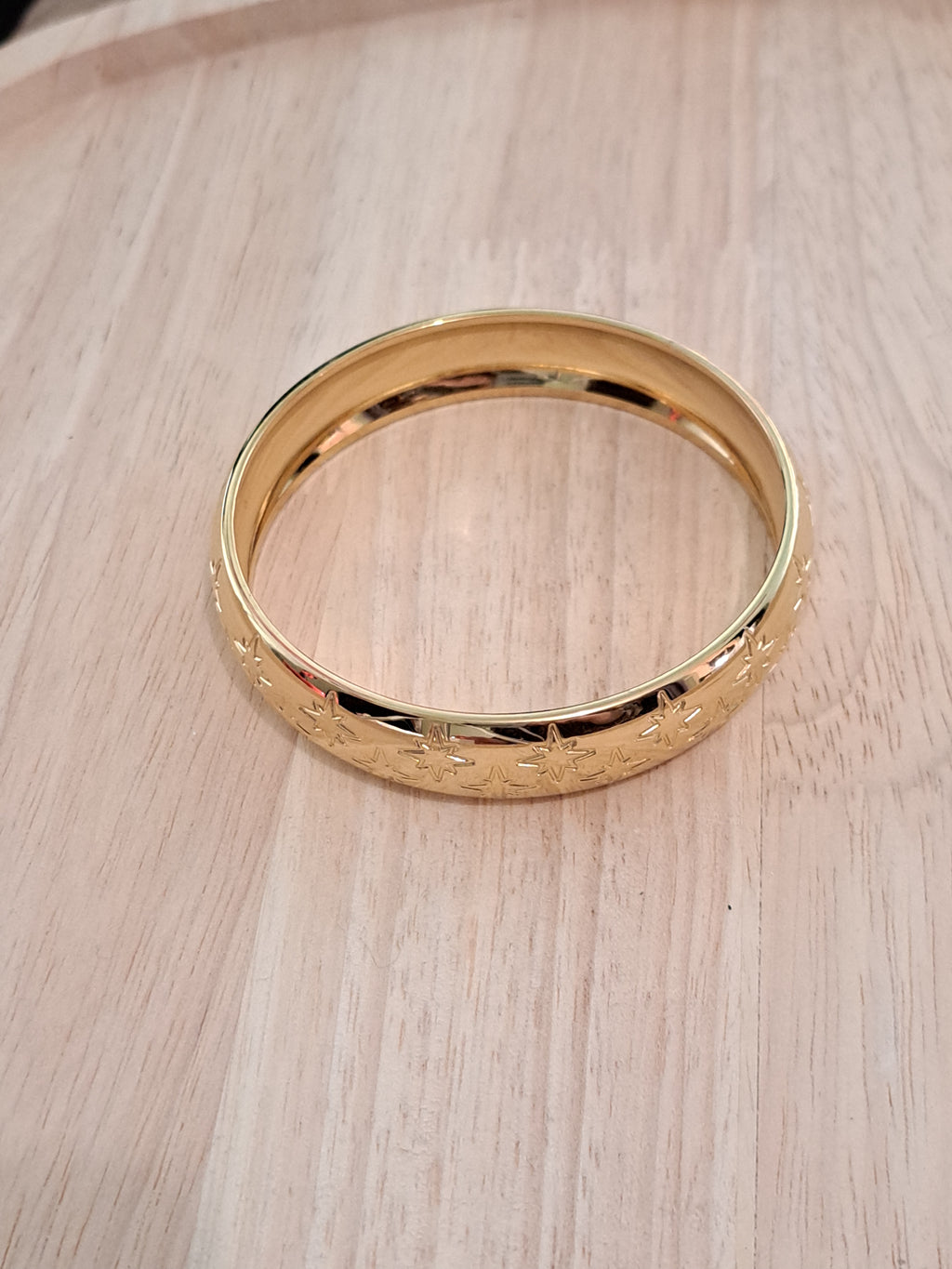 Bracelet jonc doré gravé étoiles