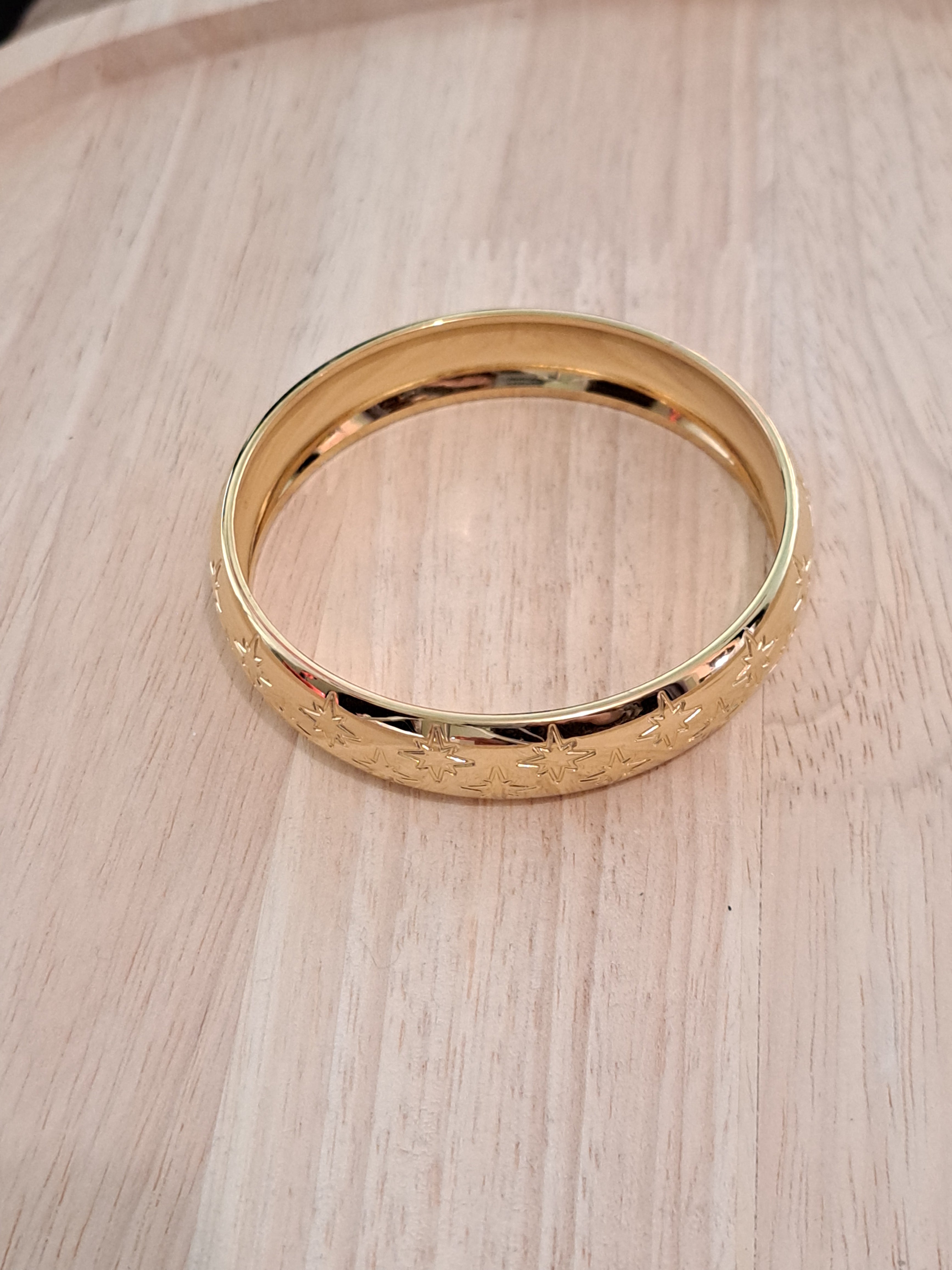 Bracelet jonc doré gravé étoiles