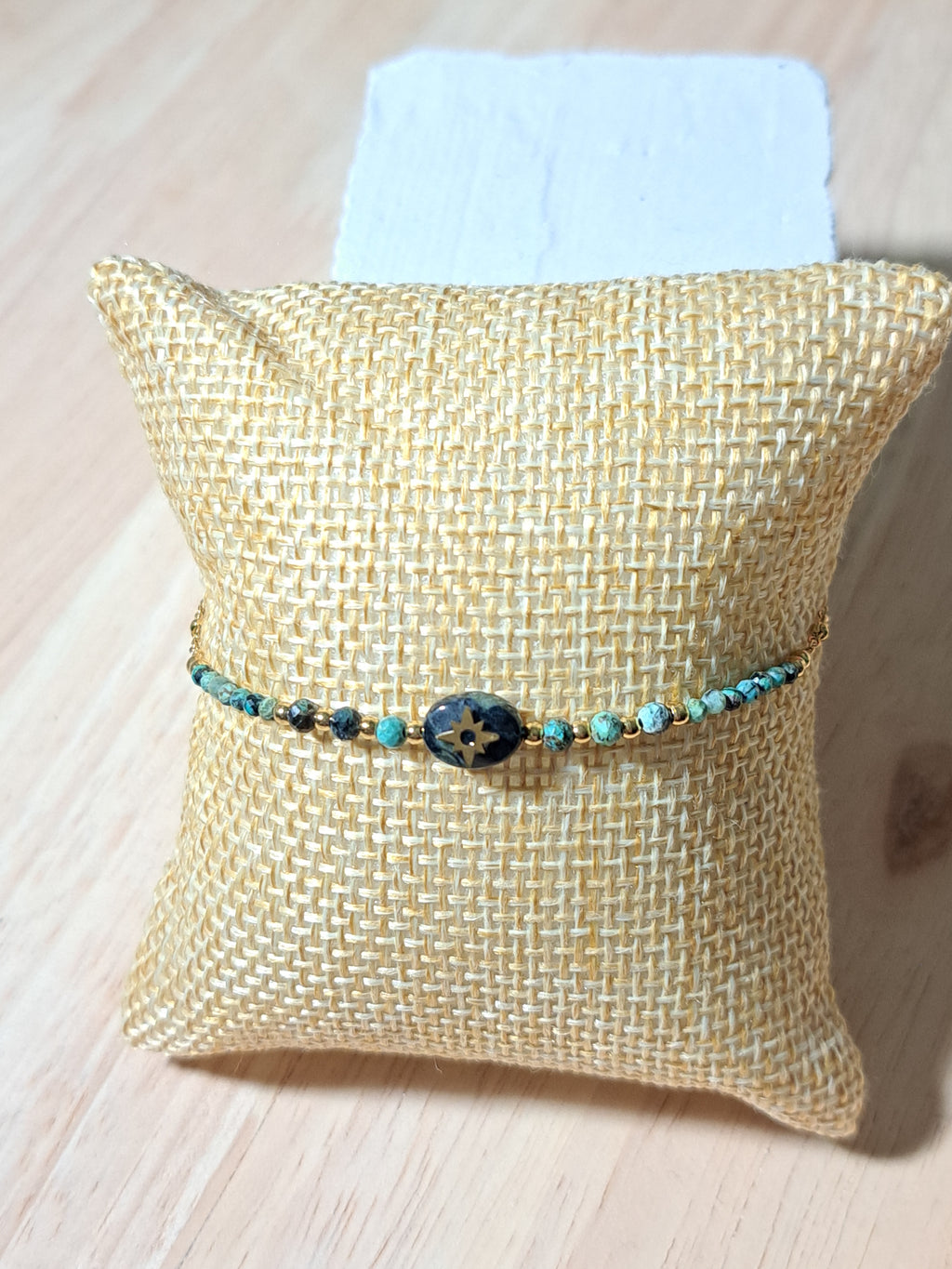 Bracelet doré – Perles vert émeraude & médaillon soleil noir