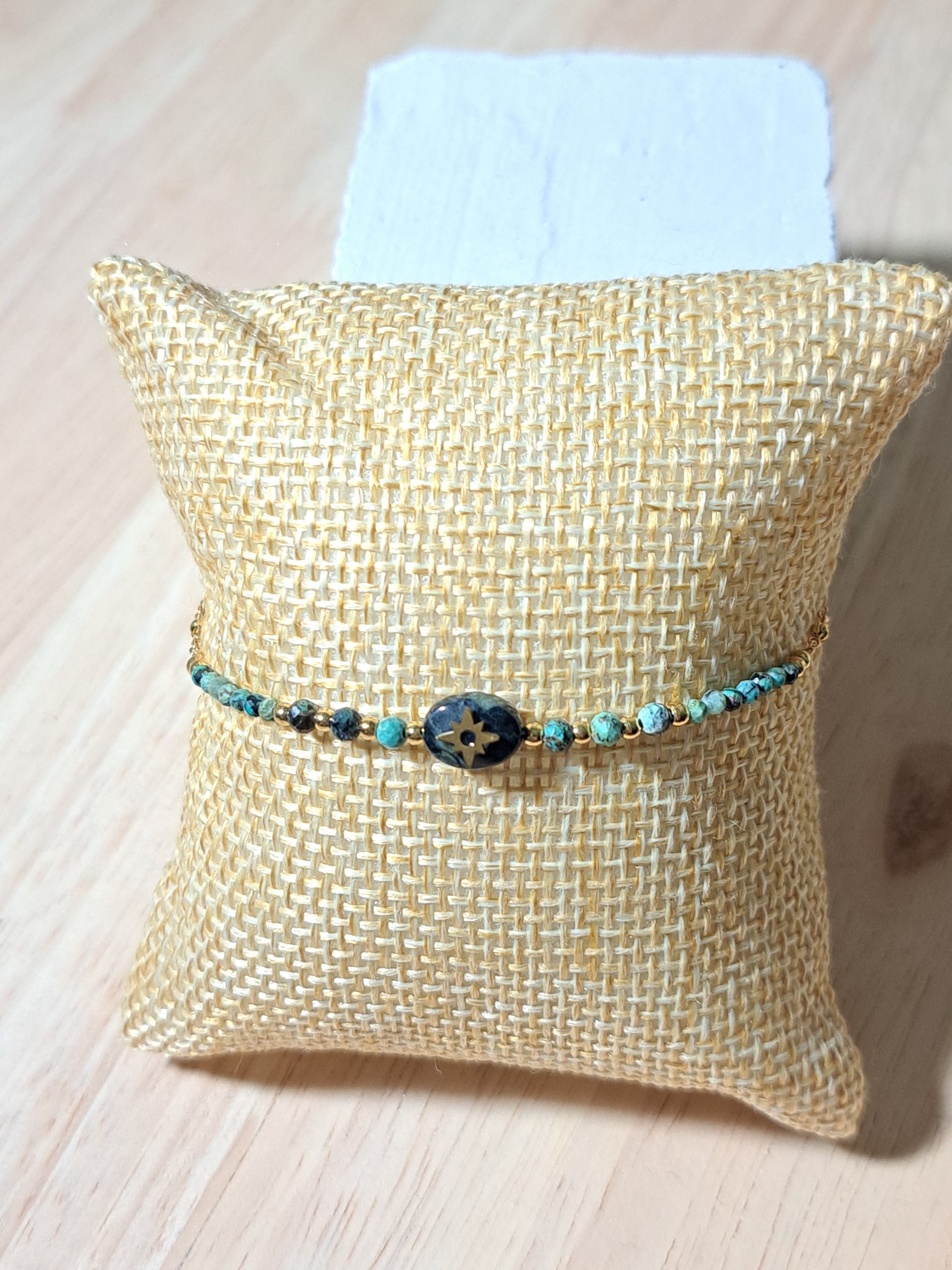 Bracelet doré – Perles vert émeraude & médaillon soleil noir