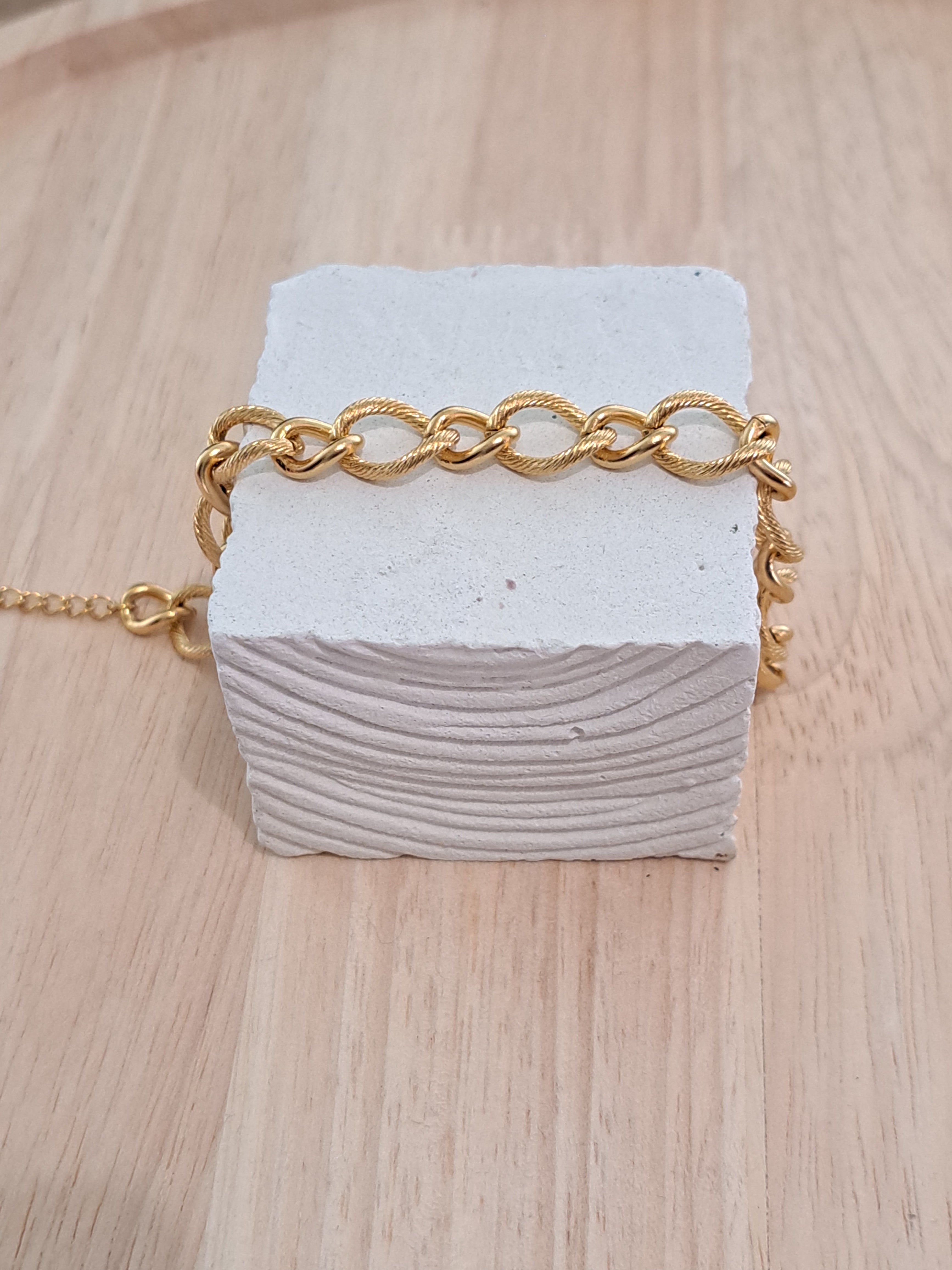 Bracelet doré maillons texturés