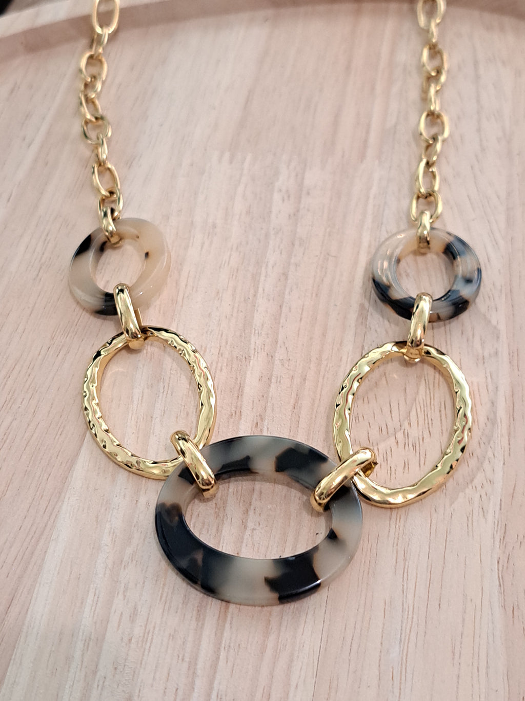 Collier maillons dorés & anneaux effet léopard