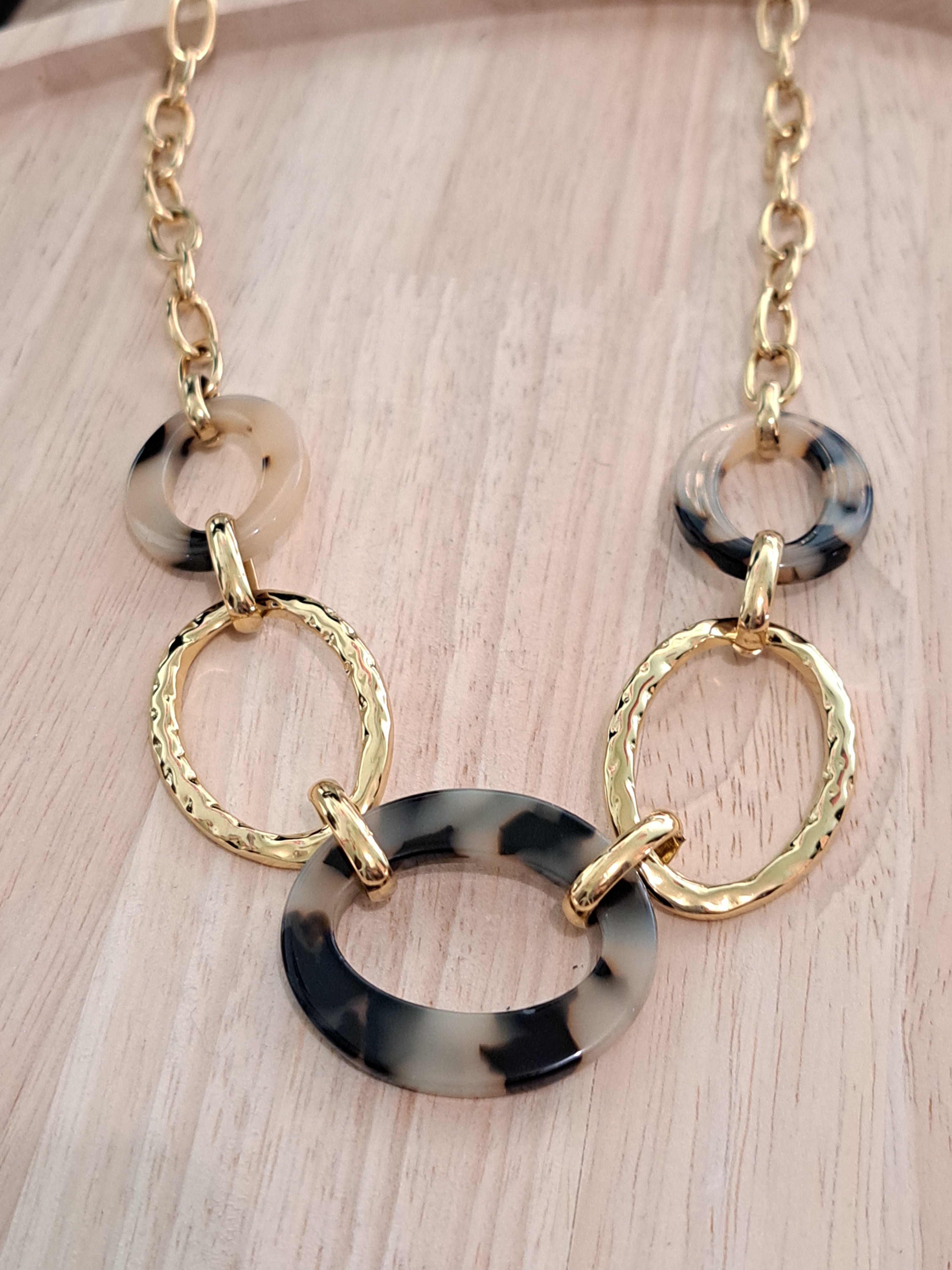 Collier maillons dorés & anneaux effet léopard
