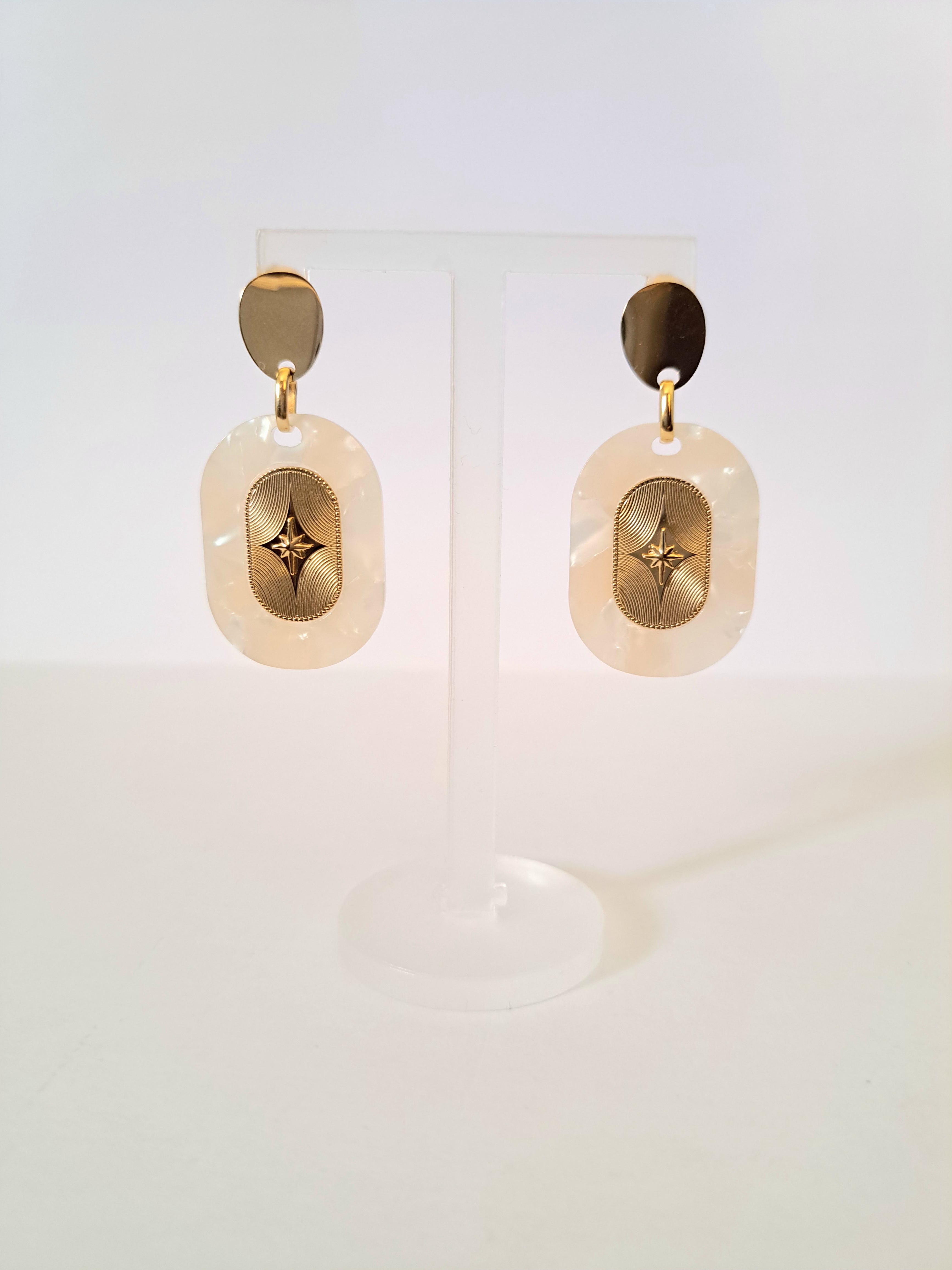 Boucles d’oreilles dorées – Nacrées & motif étoile