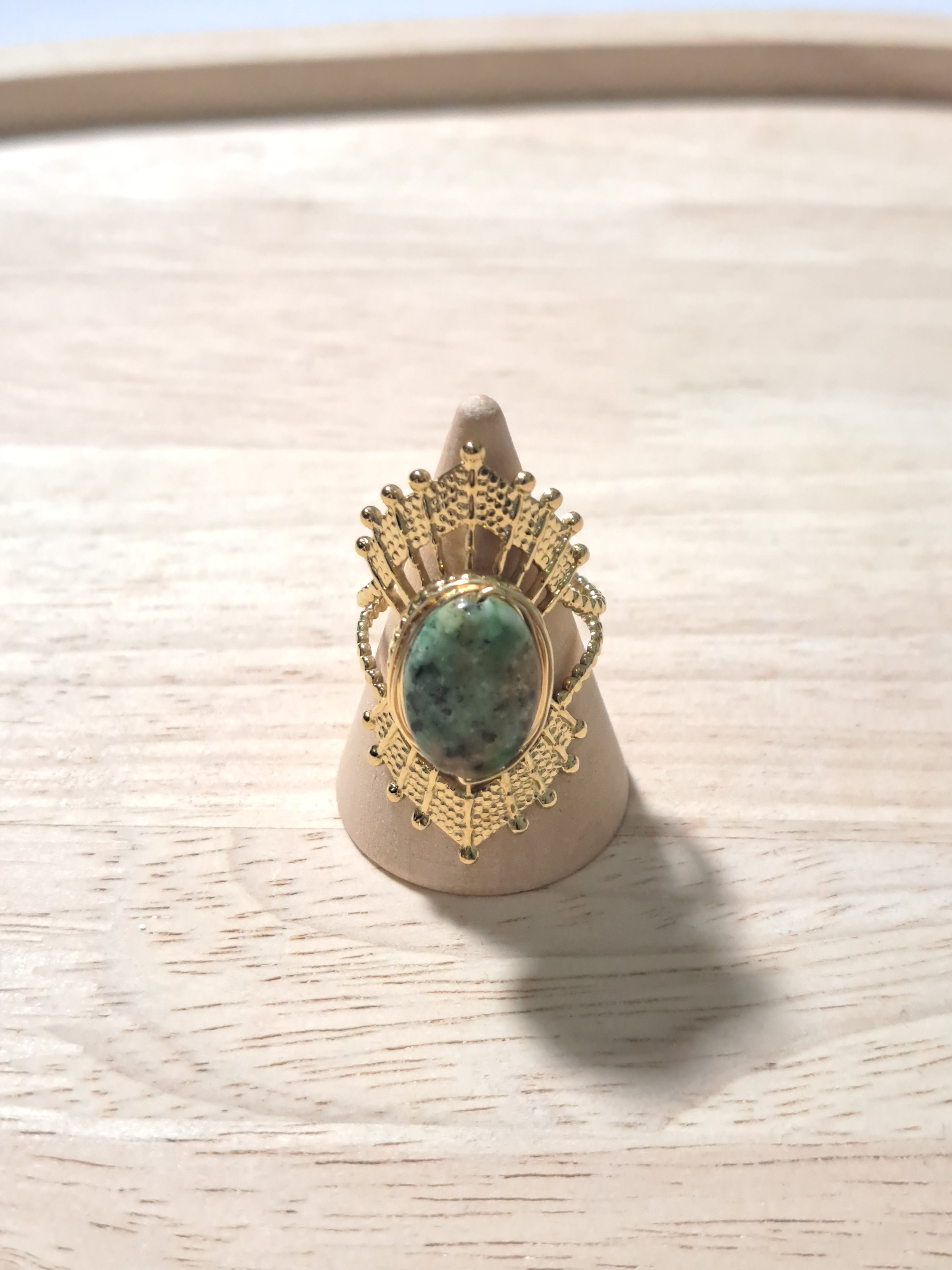 Bague dorée ovale pierre verte