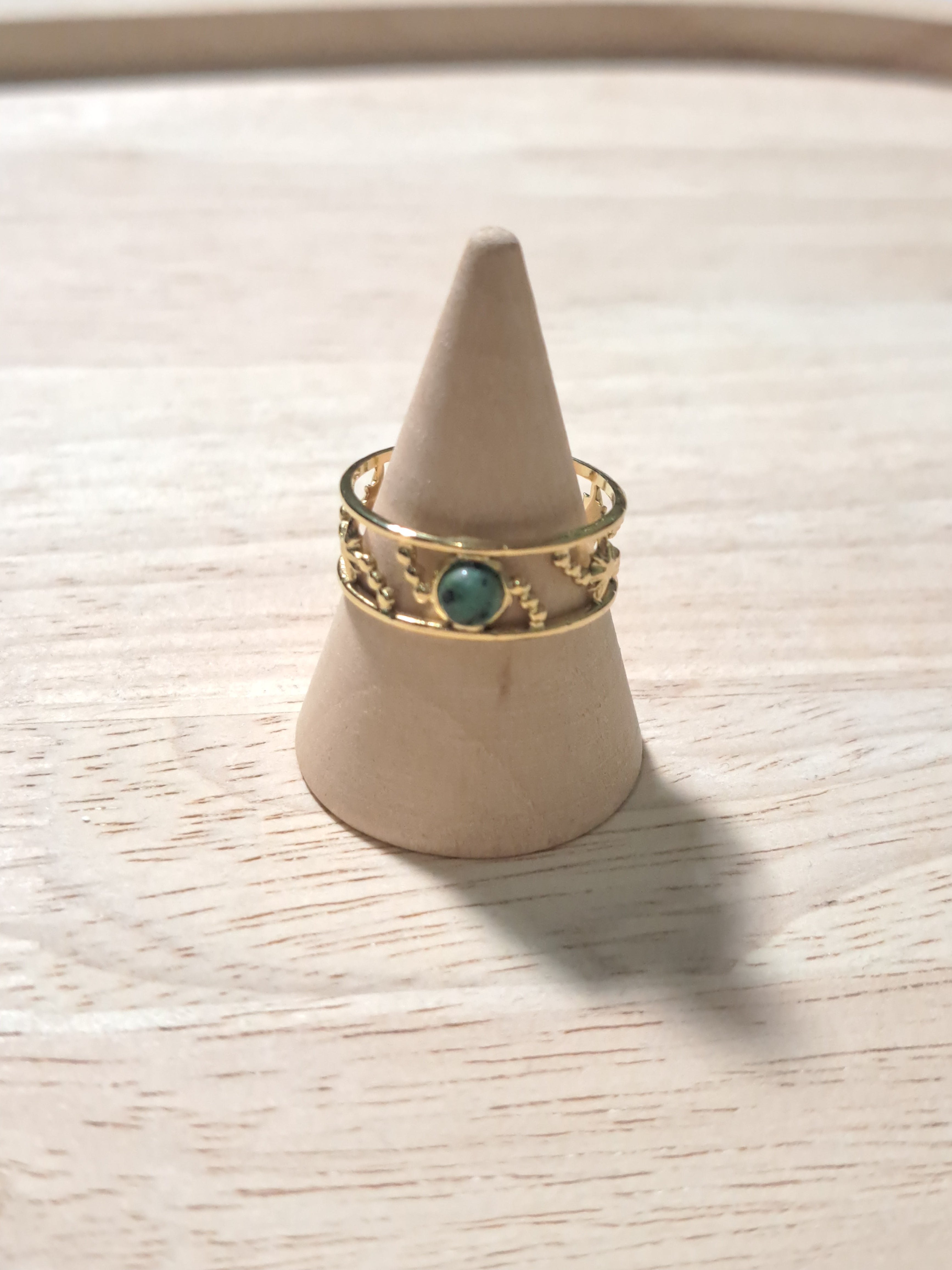Bague ajourée dorée & pierre verte
