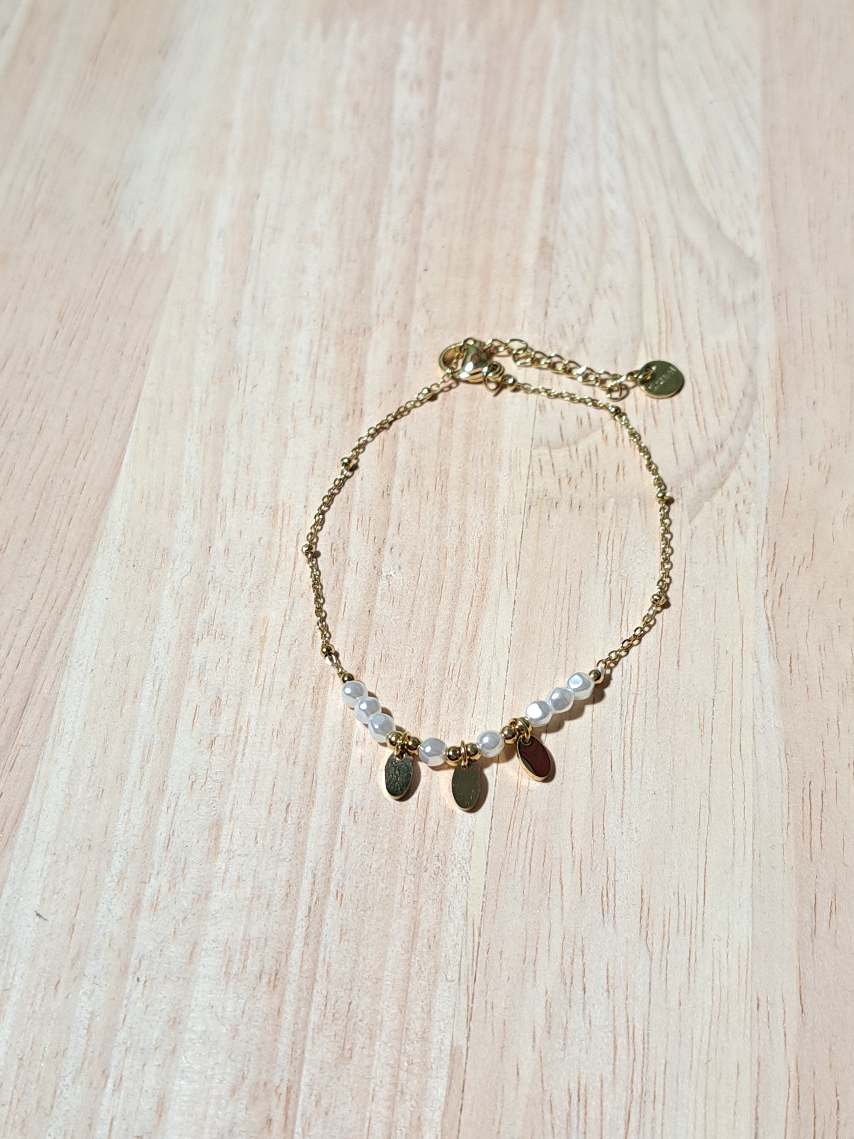 Bracelet doré – Perles blanches & pampilles fines